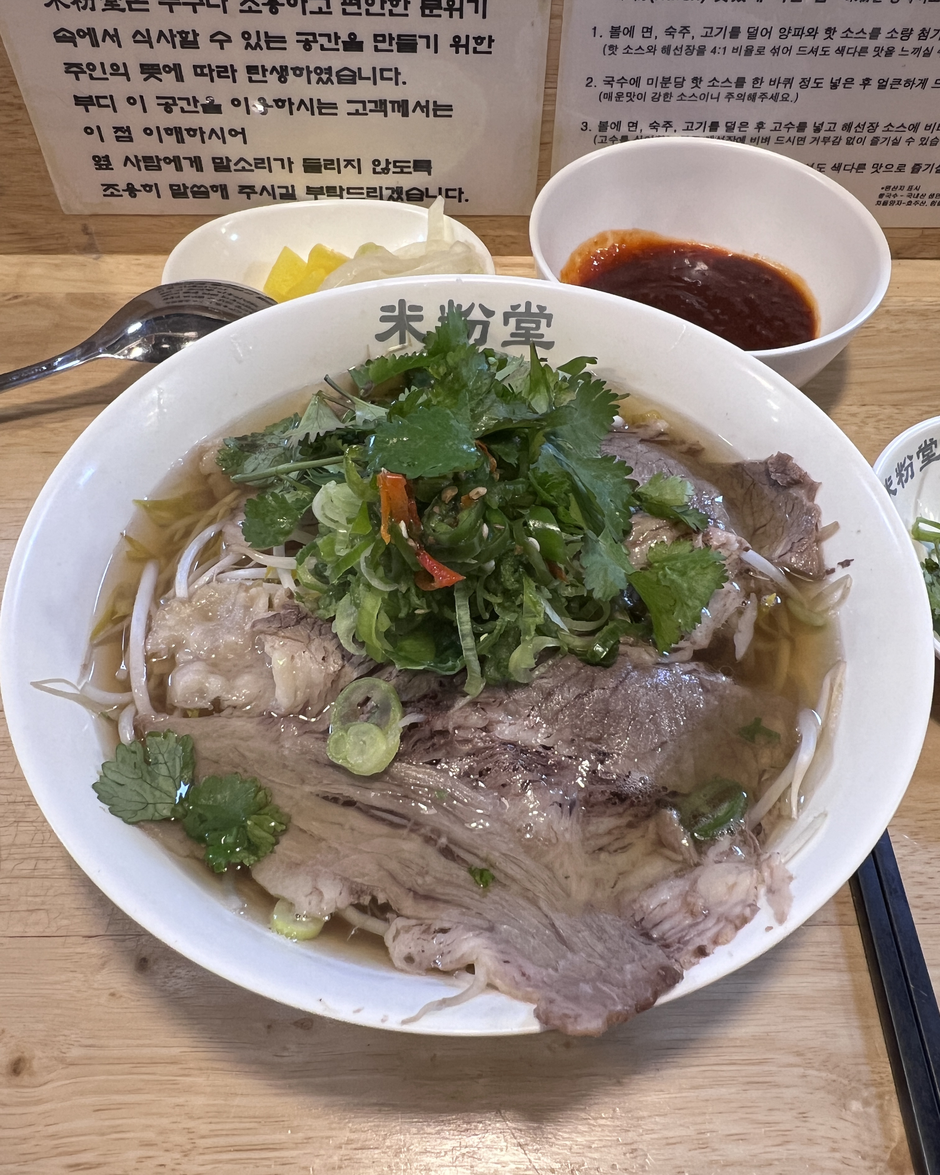 깔끔하고 맛있습니다. 직원분들도 너무 친절하시고 혼밥하기 좋아요!! 1인 1메뉴 주문시 사