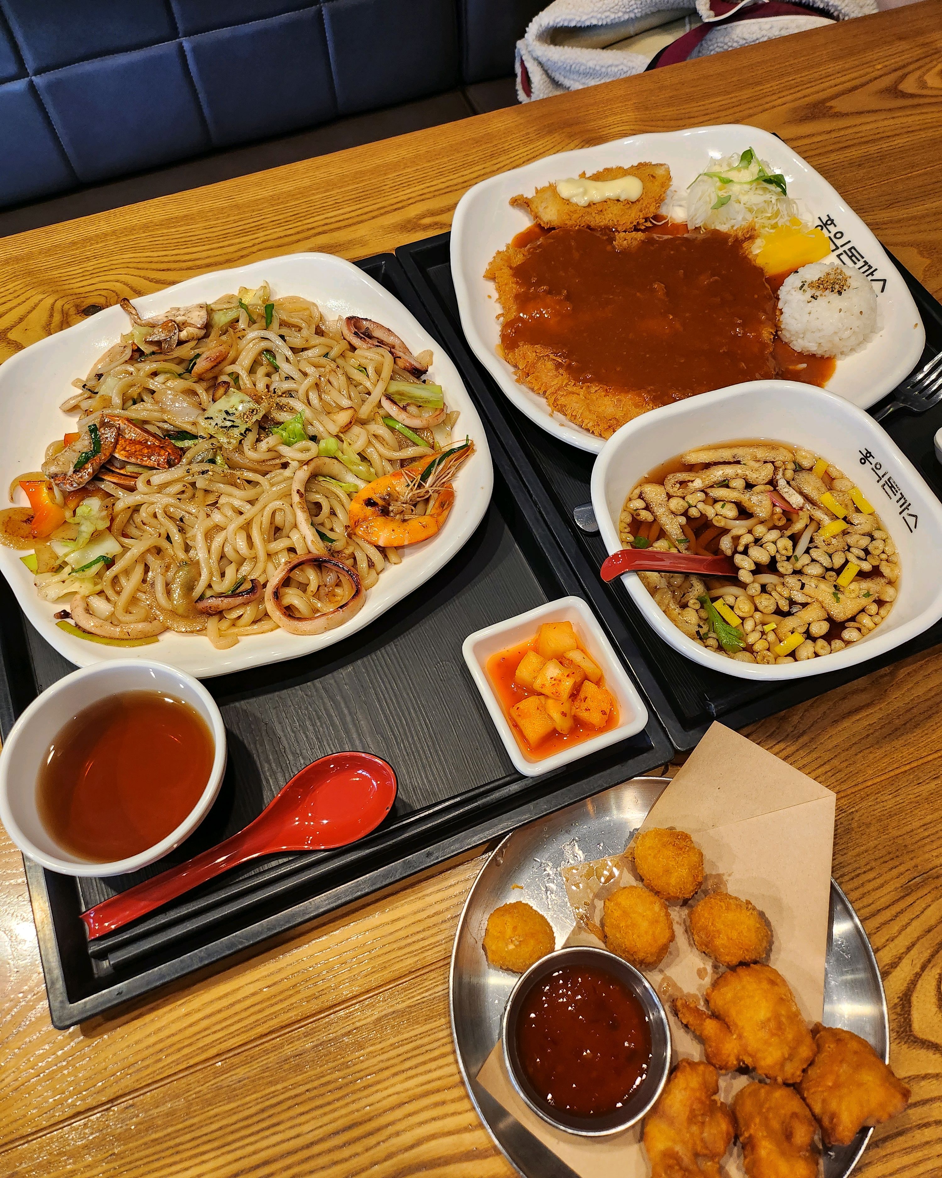 너무 배불러요....ㅎㅎ 볶음우동 매콤한 맛 시키고 싶었는데 애 있어서 순한맛 시켰네요.