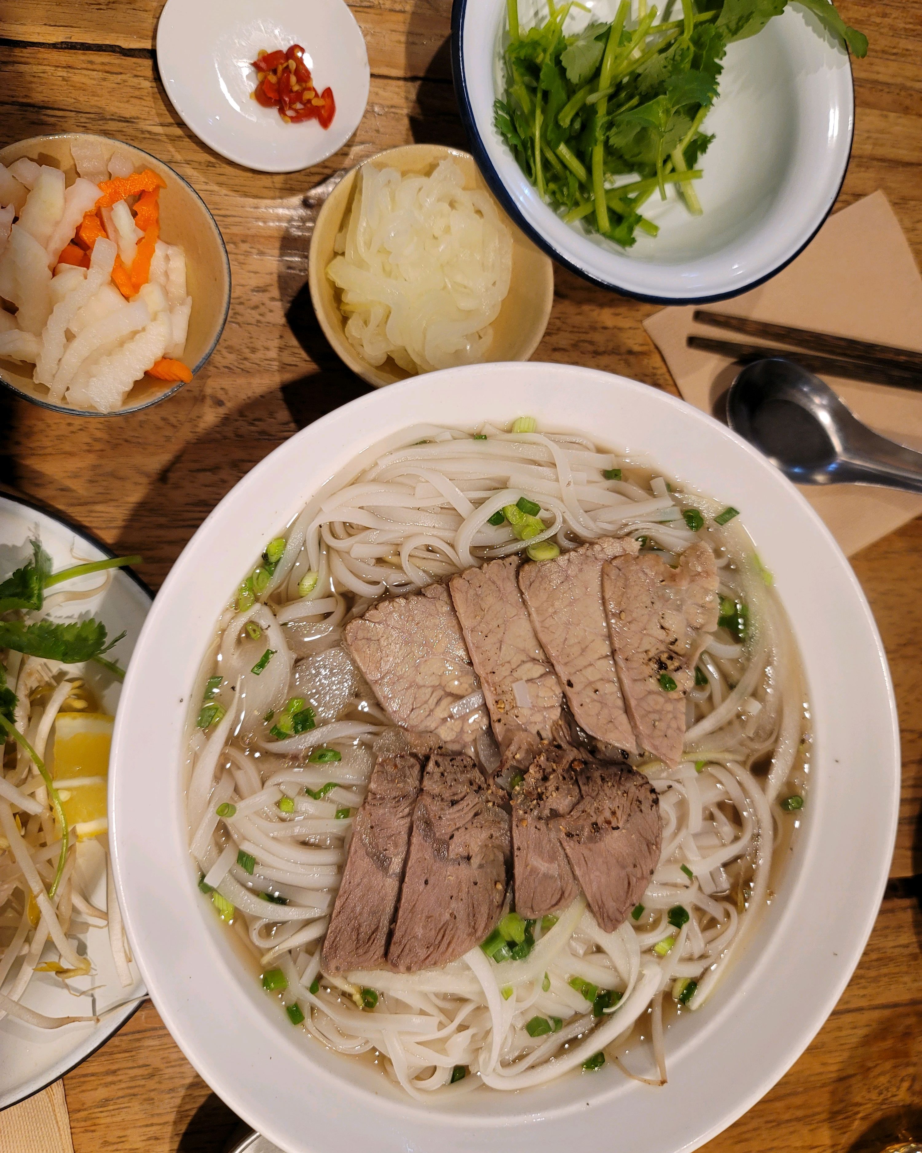 보통 쌀국수 집가면 뜨거운물 달라해서 물 넣어 먹는데 국물이 짜지않고 쌀국수 딱 제 스타일