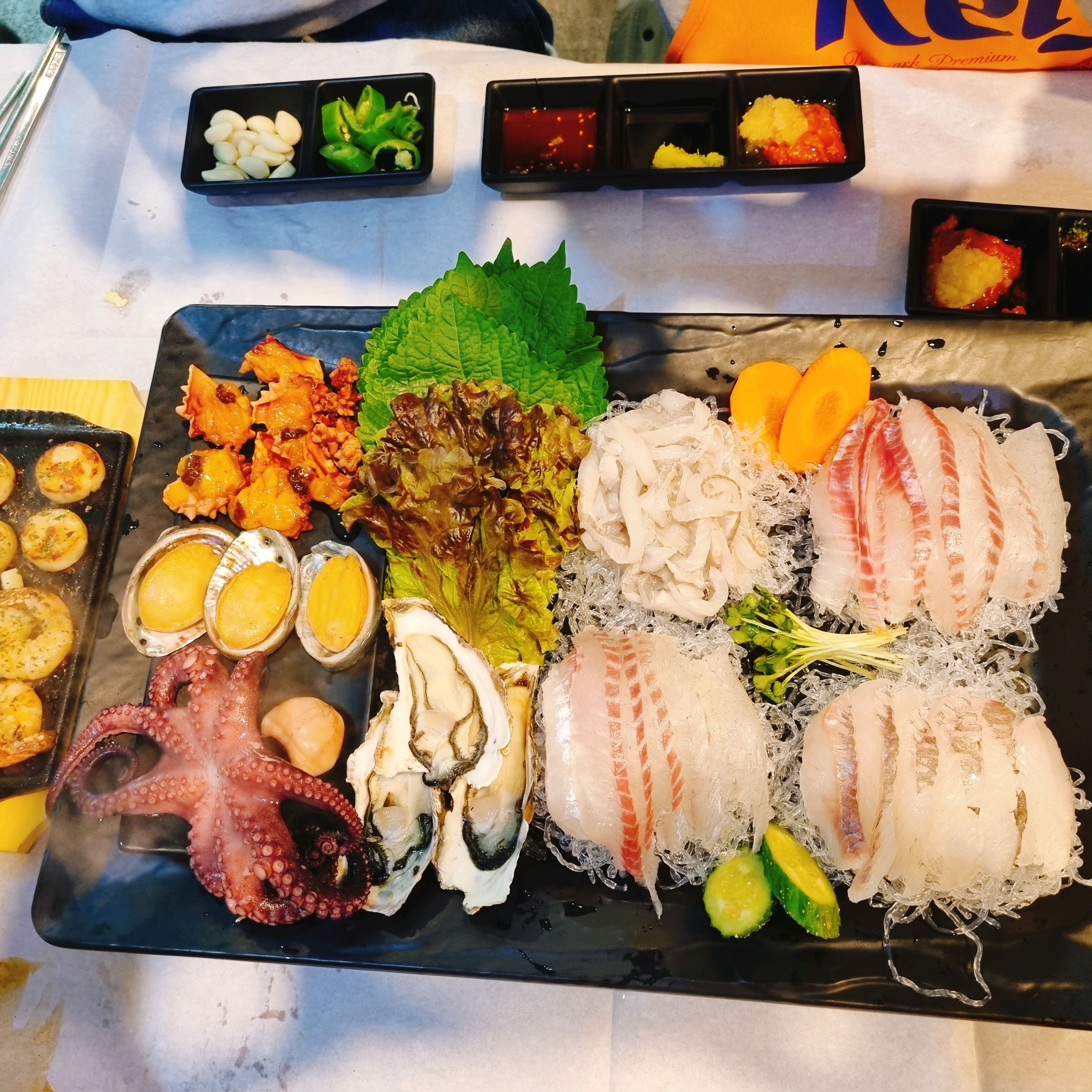 중간 사이즈에서 시켜먹었는데 구성도 너무 알차고 문어 한마리, 새우, 멍게, 관자, 석화,