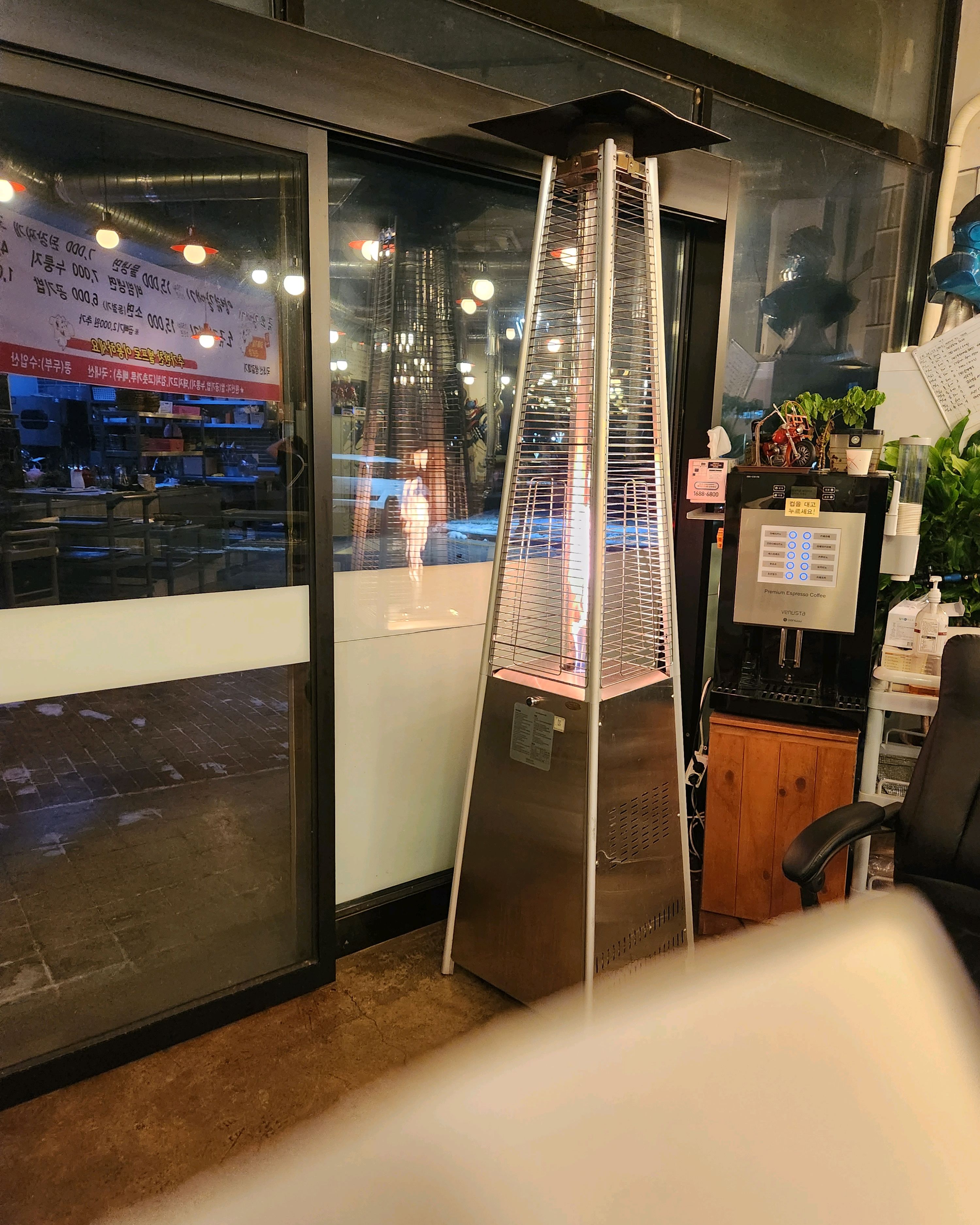 저녁 시간에 따뜻하게 불을 밝히고 있는 야외 히터