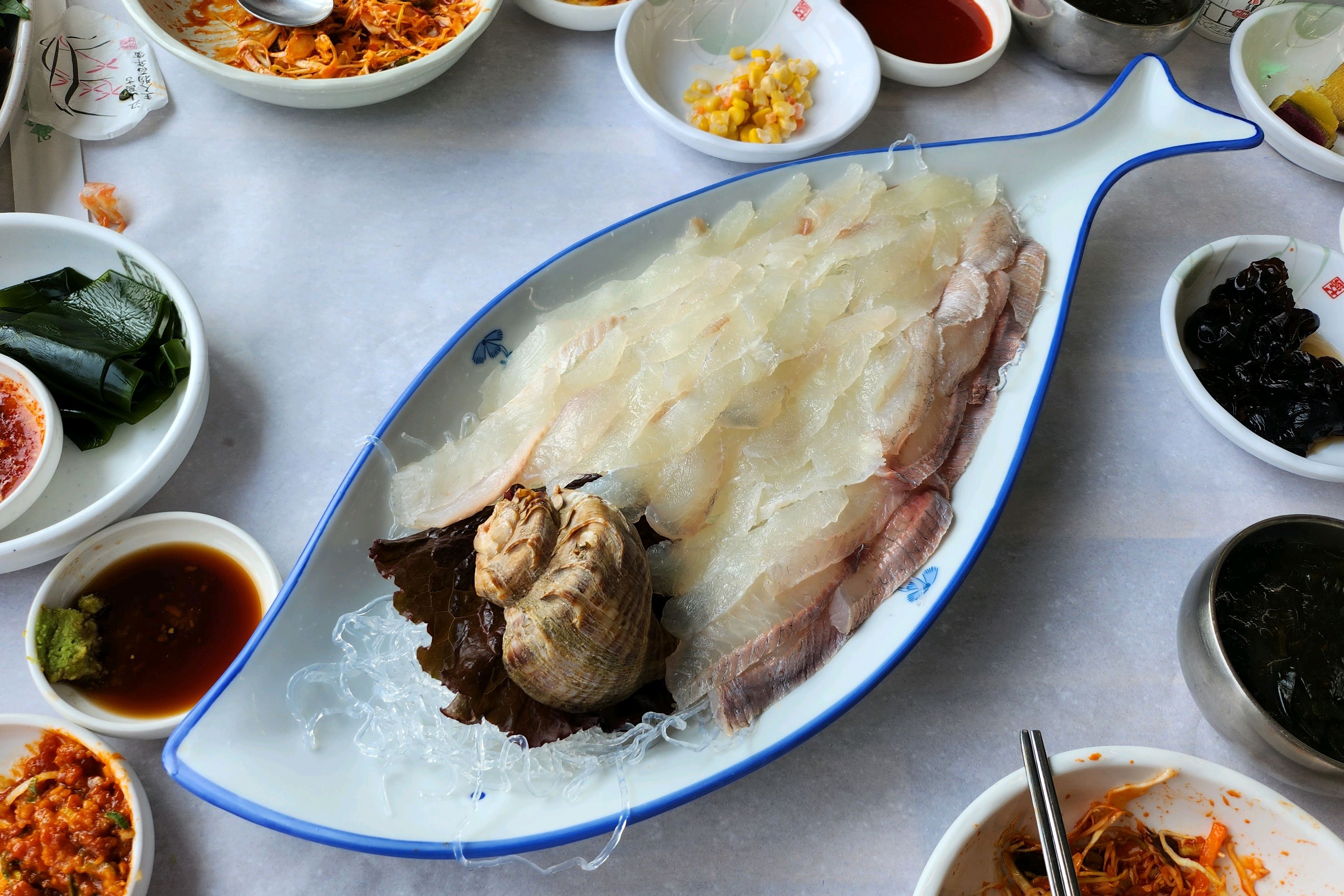저 사진이 1인당 4만원.. 둘이 가서 8만원의 회입니다.. 80프로가 쥐치...쥐치를 8