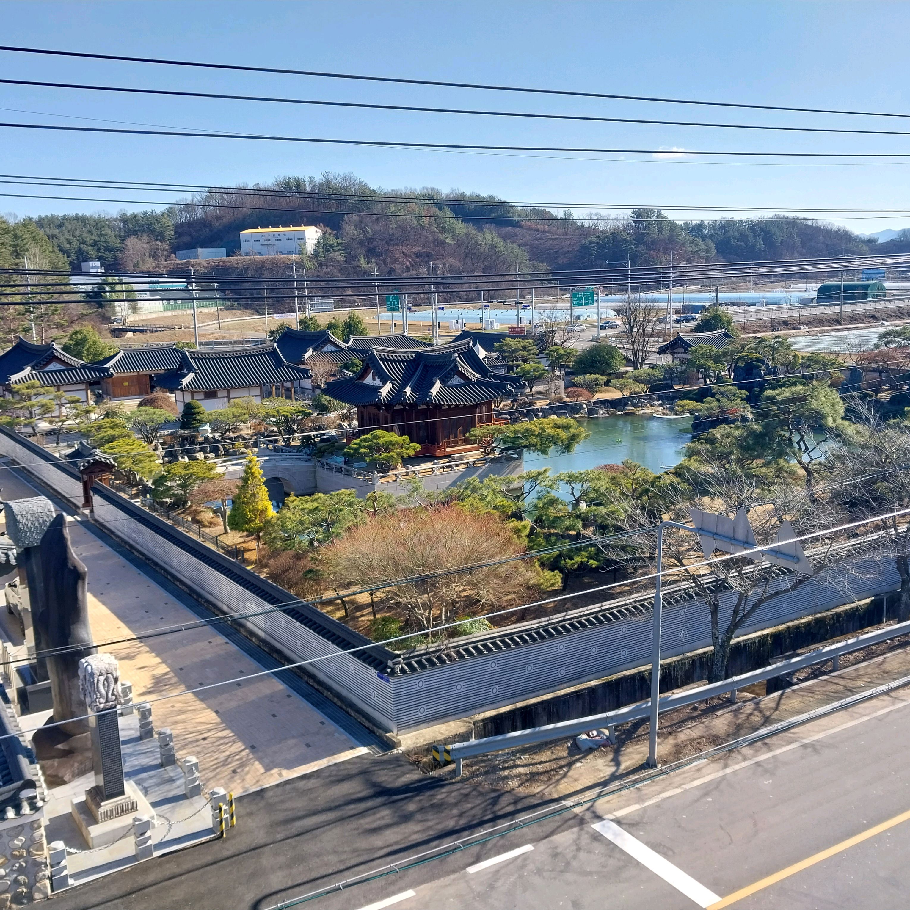 창밖으로 보이는 한옥 마을 전경