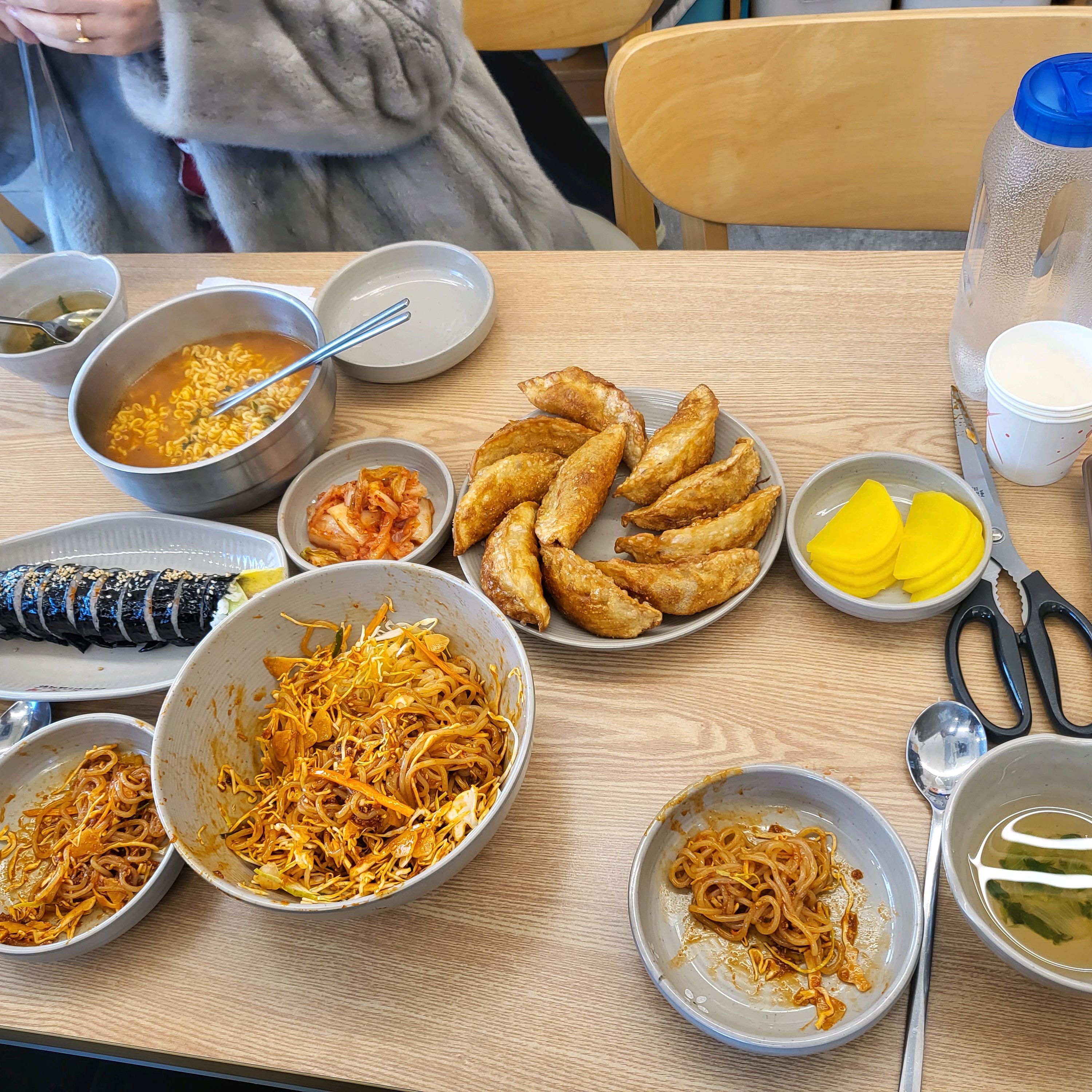 안매운쫄면이 있어서 너무 좋아요~ 군만두 정말 맛있구요, 만두국도 국물이 시원해서 맛있게