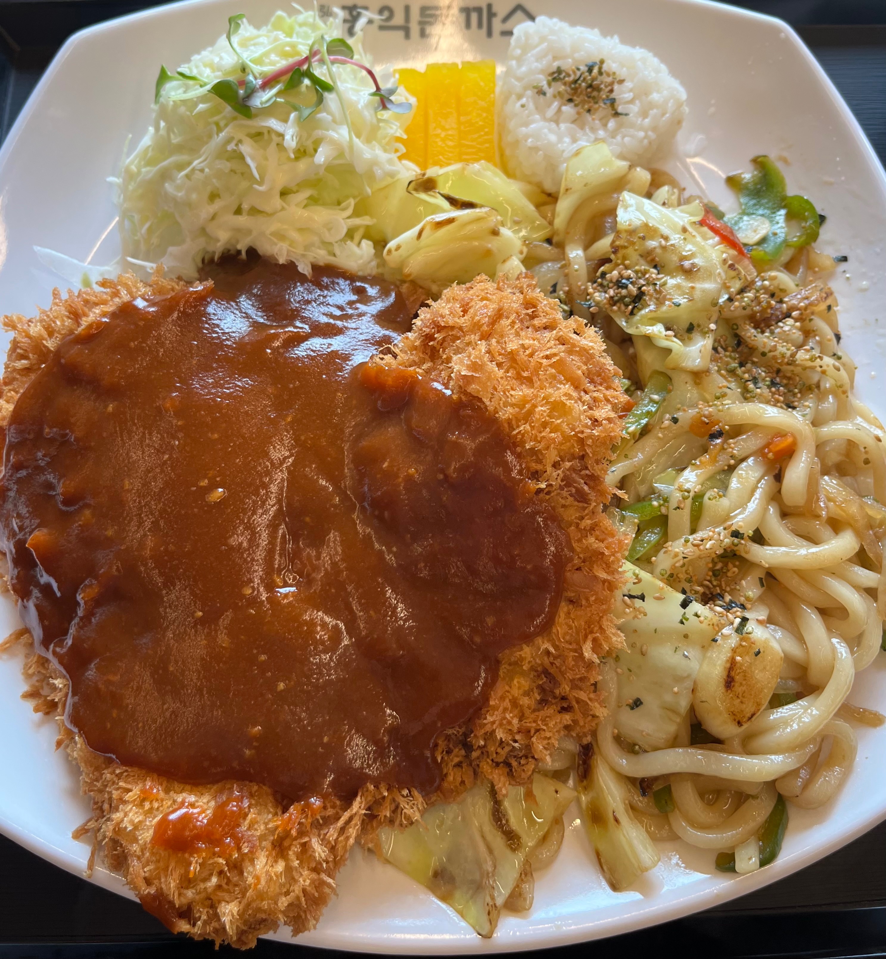 오늘 이시간에는 나이있으신 여자 직원분 안계셔서 편하게 맛있게 아주 잘 먹고 왔어요~ - 내포 맛집 홍익돈까스 홍성내포점