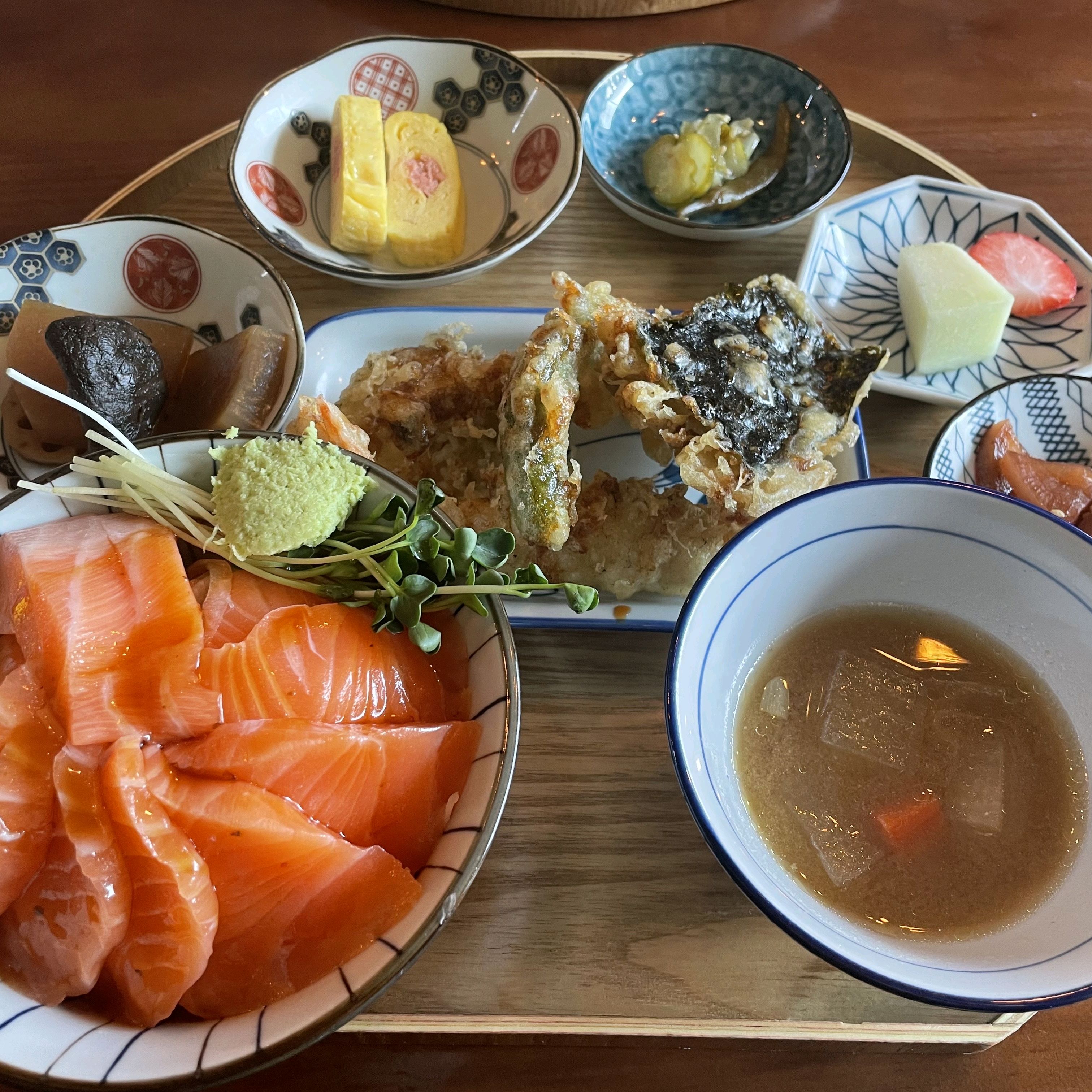 맛이 괜찮아 가족들과 갔는데 직원분 때문에 굉장히 불쾌한 경험을 했습니다. 오픈 시간에 맞