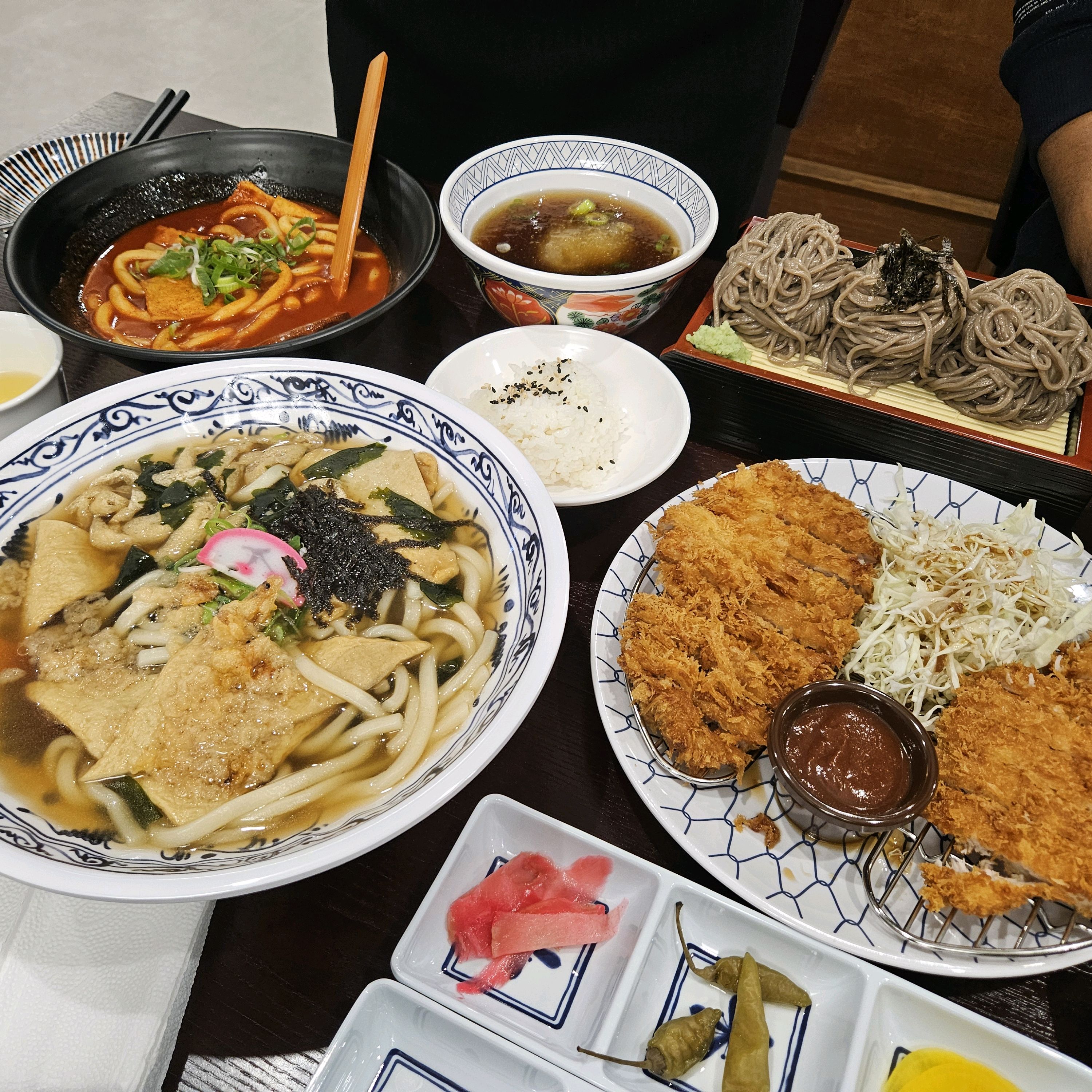 오창에 새로 생긴  삼동소바에서  저녁을 먹고 왔어요~  새로생겨서 식당도 깔끔하고 주차장