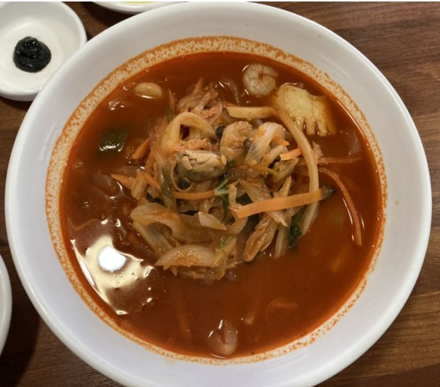 날이 추워지니까 따끈한 국물이 땡겨서 짬뽕 먹었어요~ 가격도 착하고 맛있어용 밥먹고 싶을땐