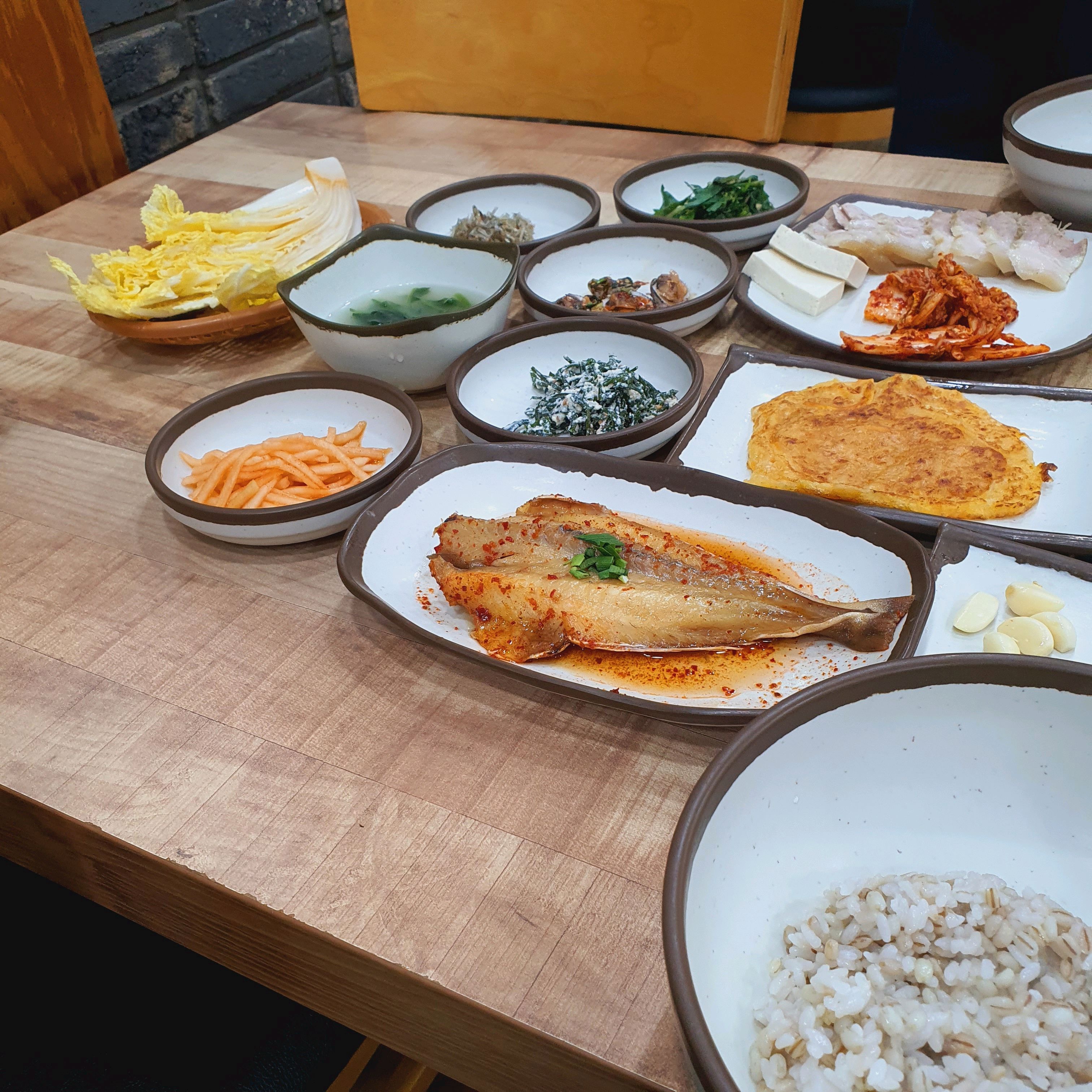 다양한 반찬과 메인 요리