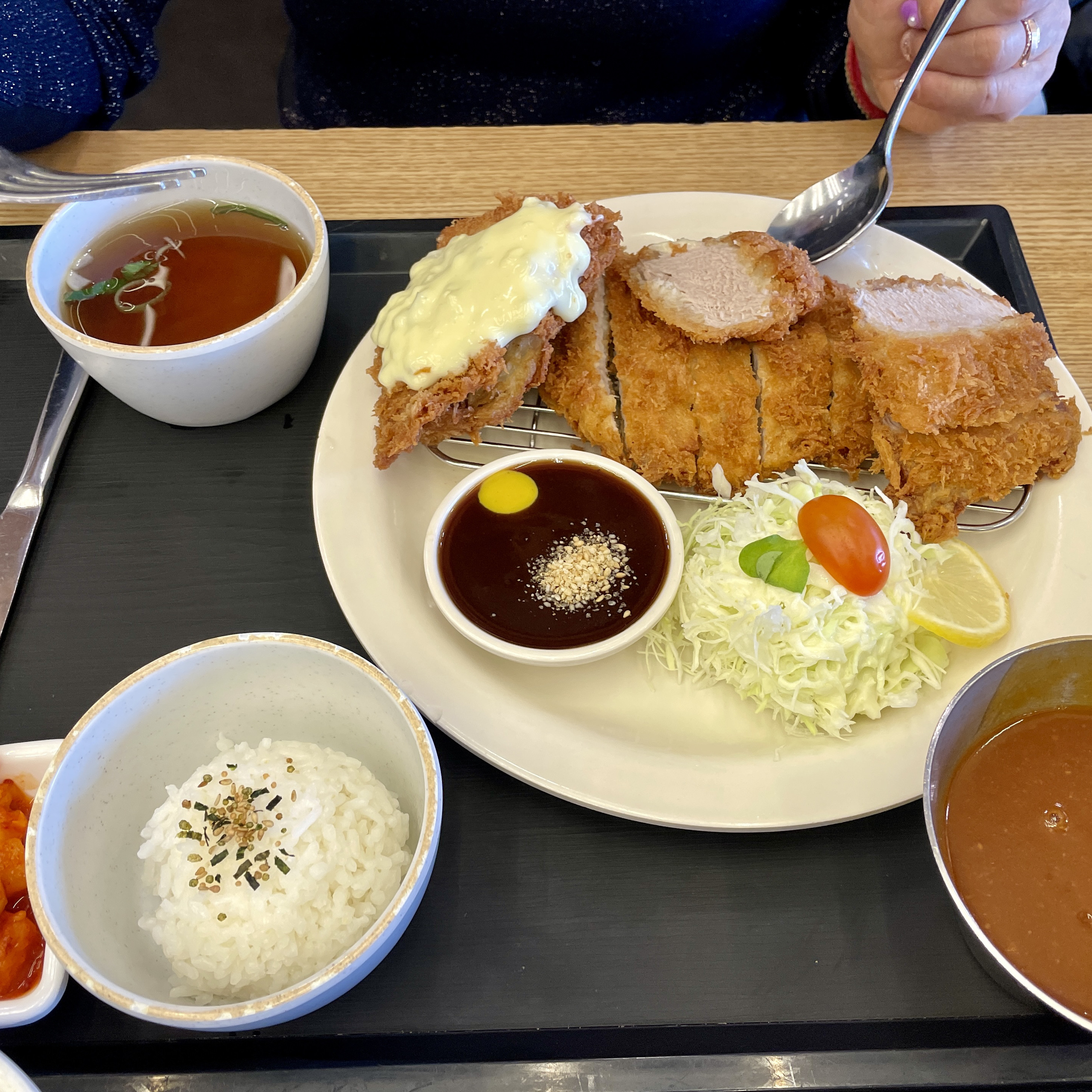 가성비좋은 돈까스집이예요. 치즈고구마돈까스도 맛나구요. 옛날에 있던 샐러드냉파스타 다시 했