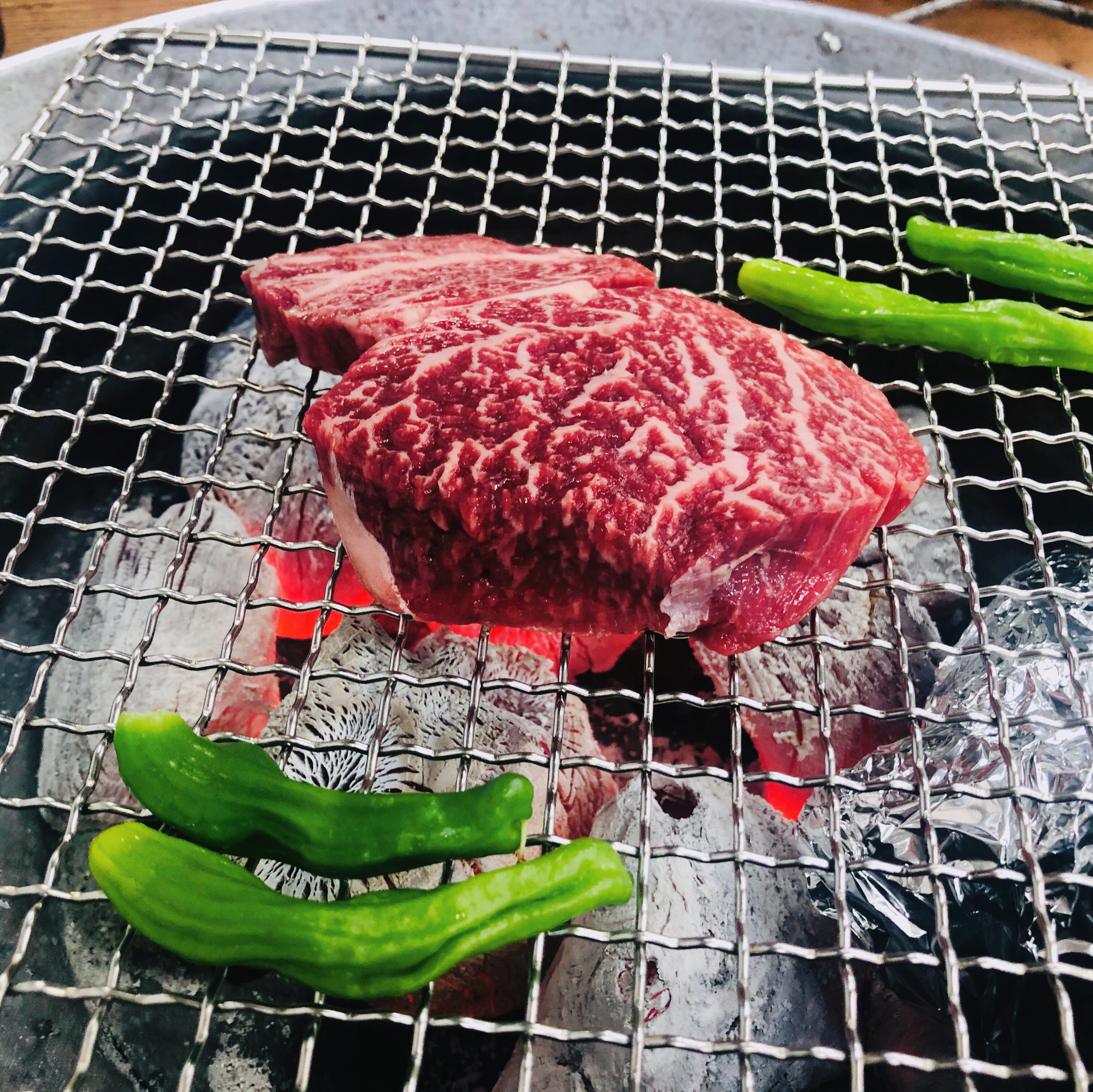 꽃등심 먹고 왔어요. 주차장 넓어서 좋고, 굽는거 도와주시고 밑반찬 다 먹을때쯤 더드릴까요
