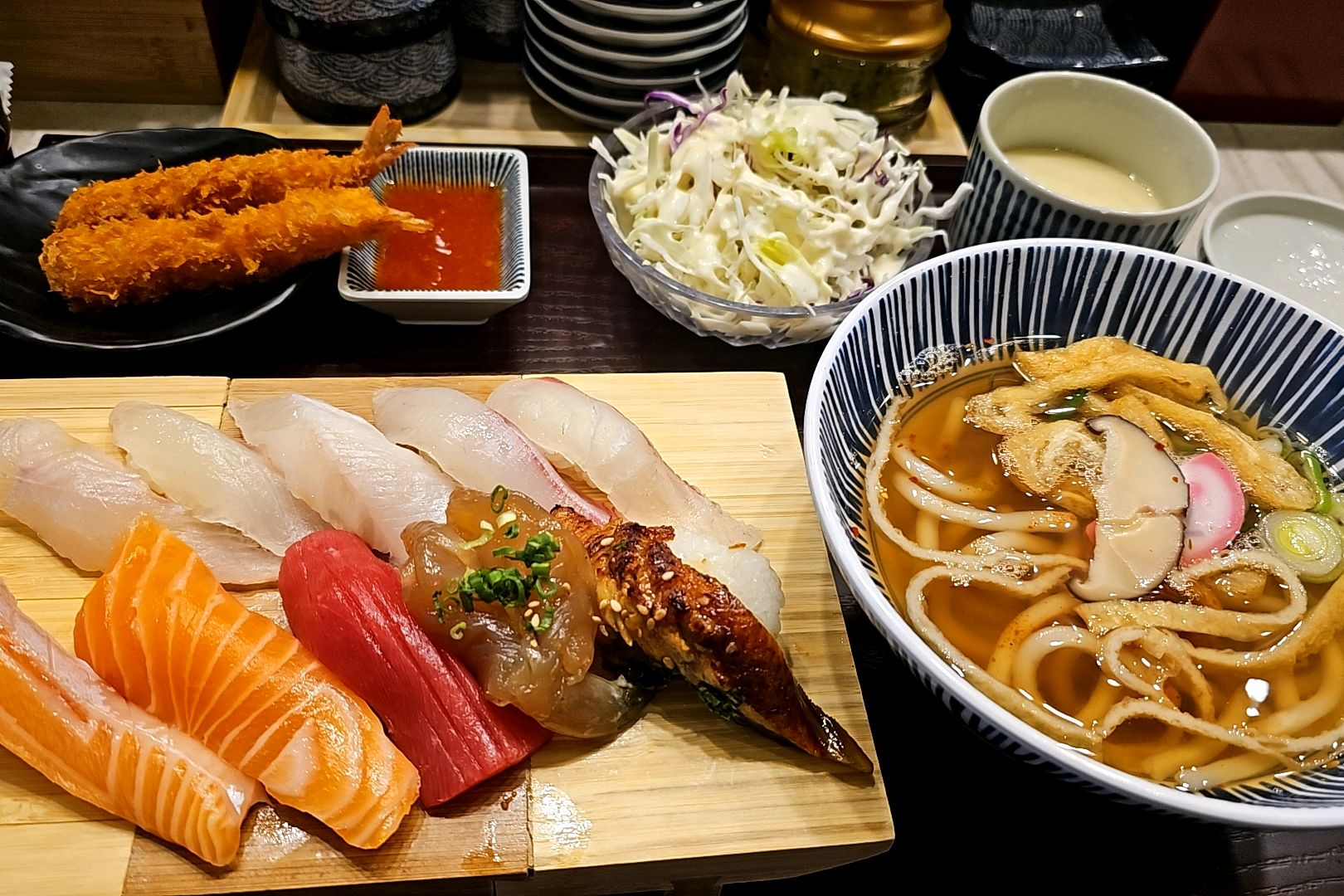 초밥세트를 먹었는데 맛있었어요^^새우튀김도 겉은 바삭하고 속은 새우의 부드러운 식감이 있어