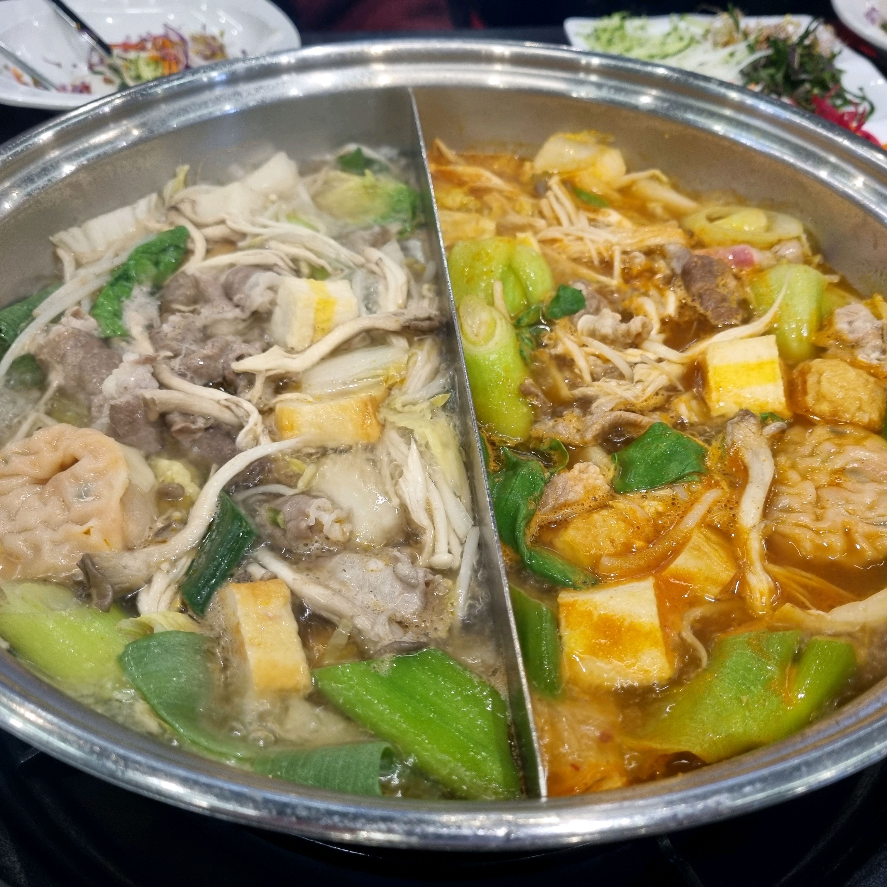 야채가 다양하고 신선하고 여러가지 샤브샤브해서 먹을수있는게 많아서 좋아요~! - 제천 맛집 소담촌 제천점