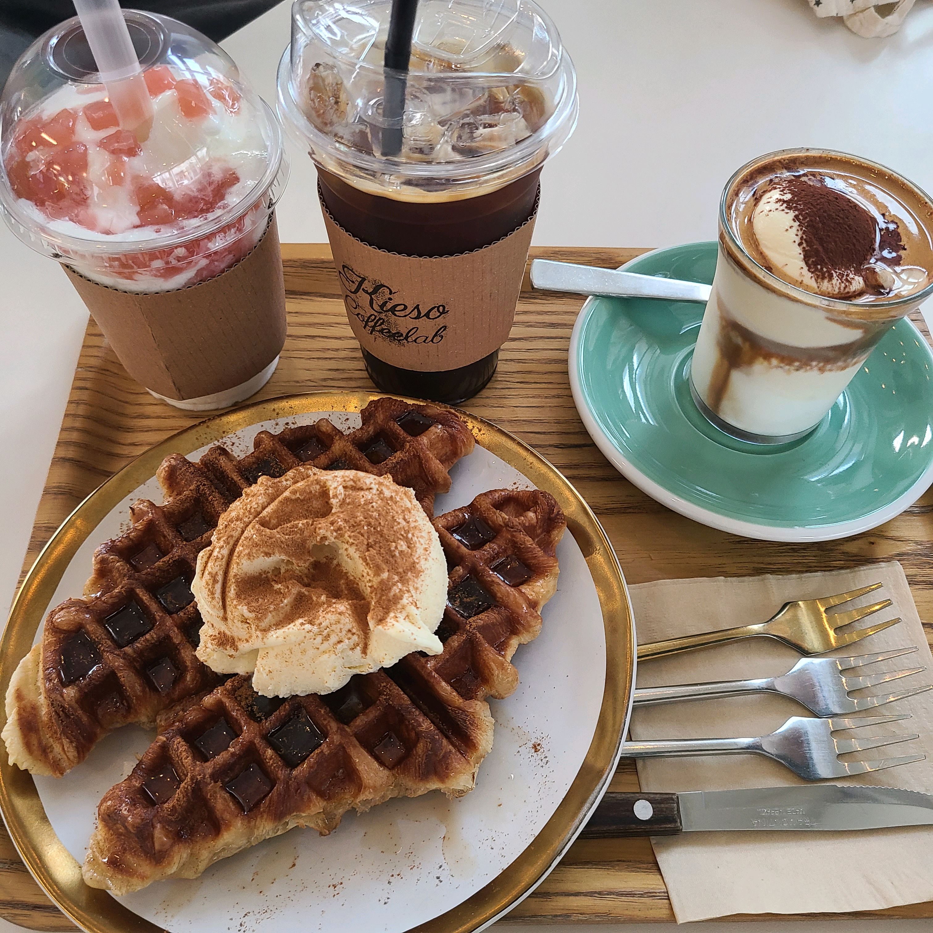 반려동물과 함께 이용 할수있는것도 좋고 커피도 맛있어서 자주 이용 하는 곳이에요 와플맛집이