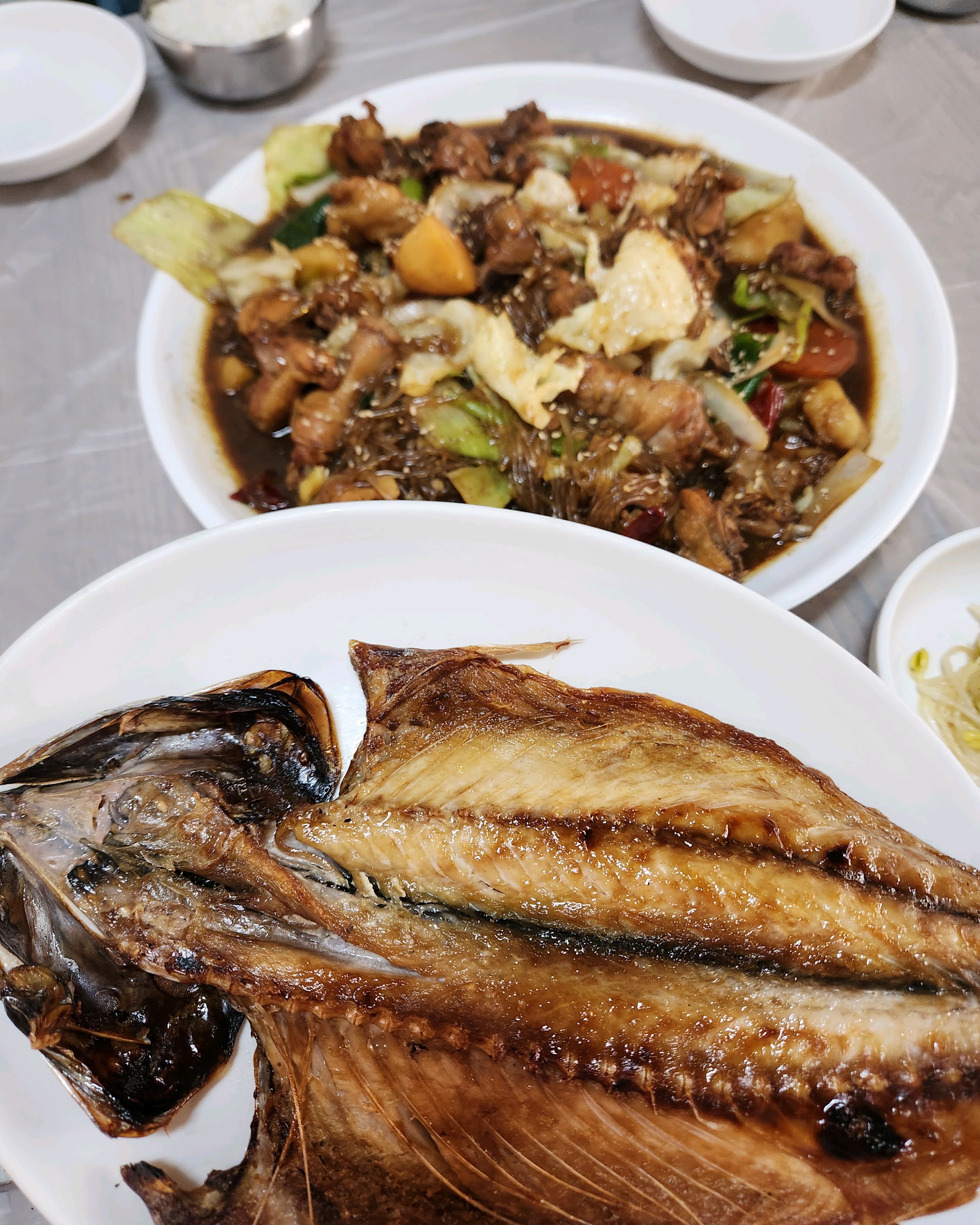 가족한상으로 먹었어요..찜닭.고등어.도토리묵이 세트인데..파전이 먹고 싶어서..묵을 파전으
