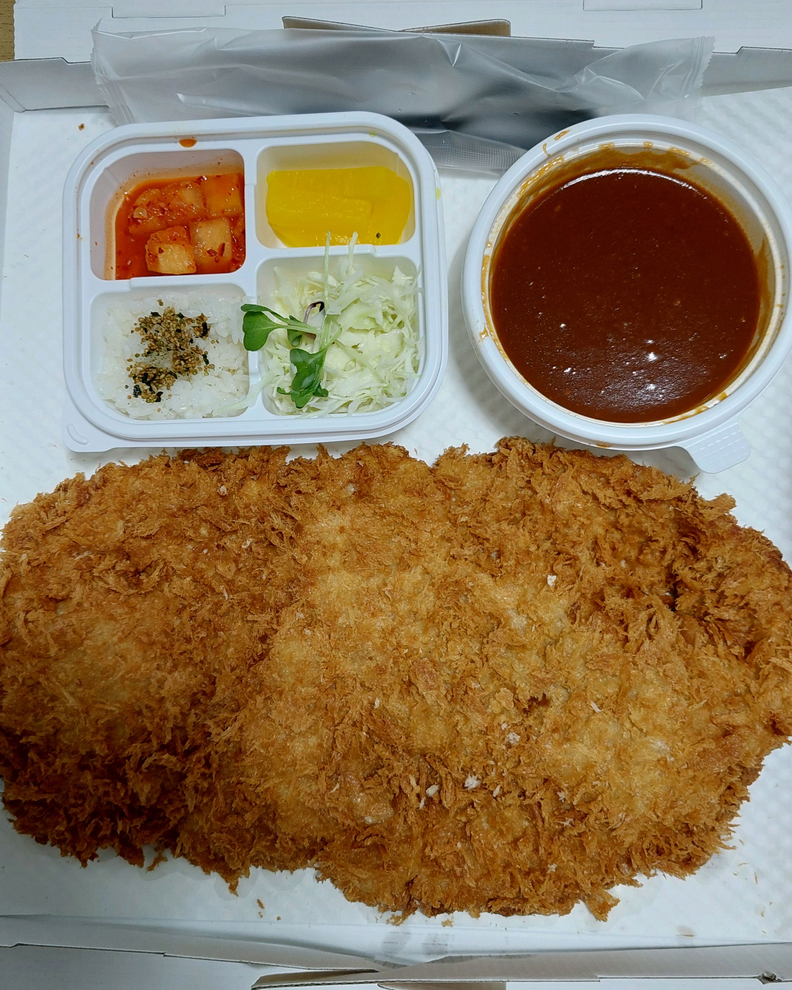 집에서 가까운 홍익돈가스가 생겨서 굳이 다른곳 가지 않아도 먹을수 있게 되서 좋아요. 일
