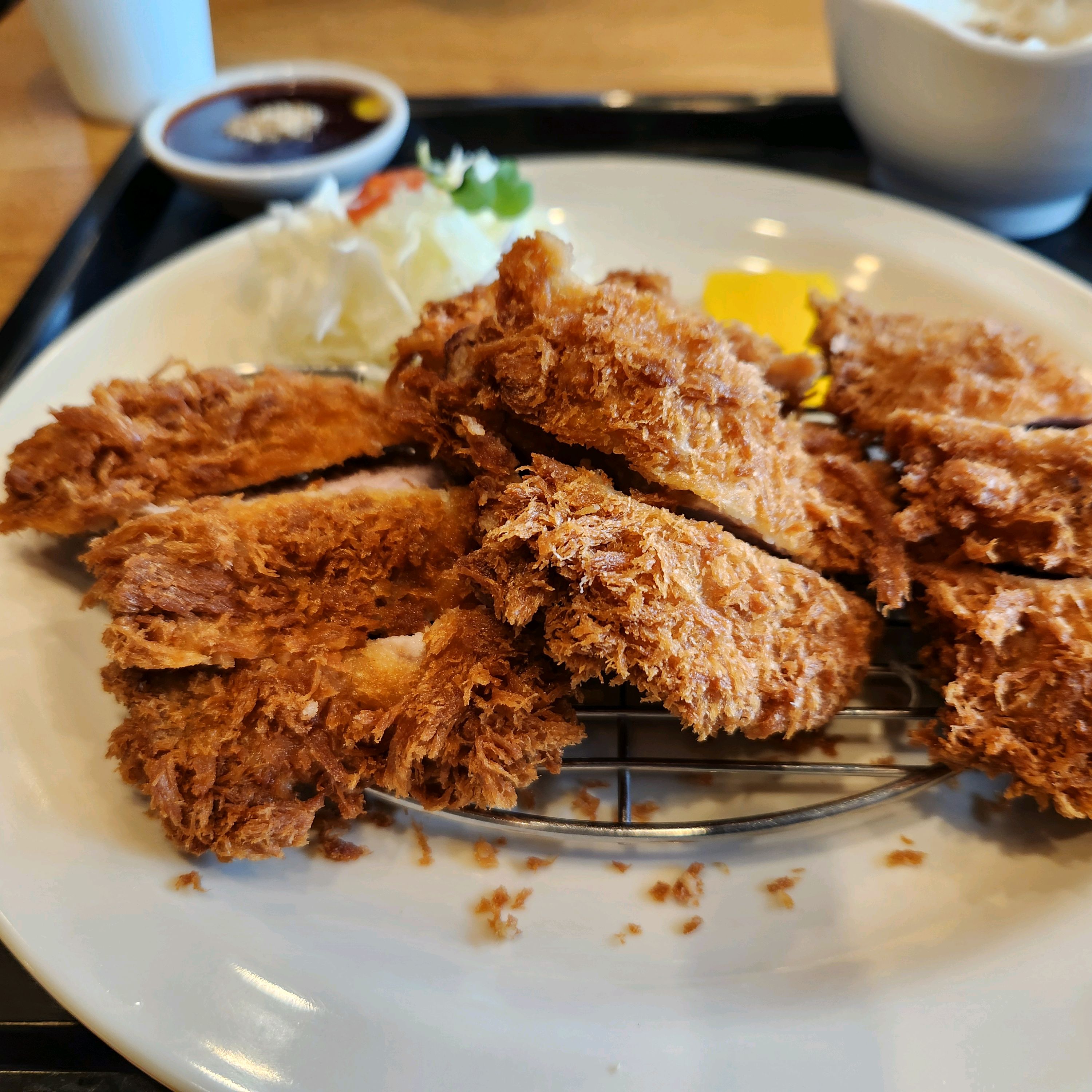 홍익돈까스 크기가 접시가득이네요~안심까스는 고기가 부드럽고 볶음짬뽕은 맵지만 맛있네요 - 강릉 교동 맛집 홍익돈까스 강릉점