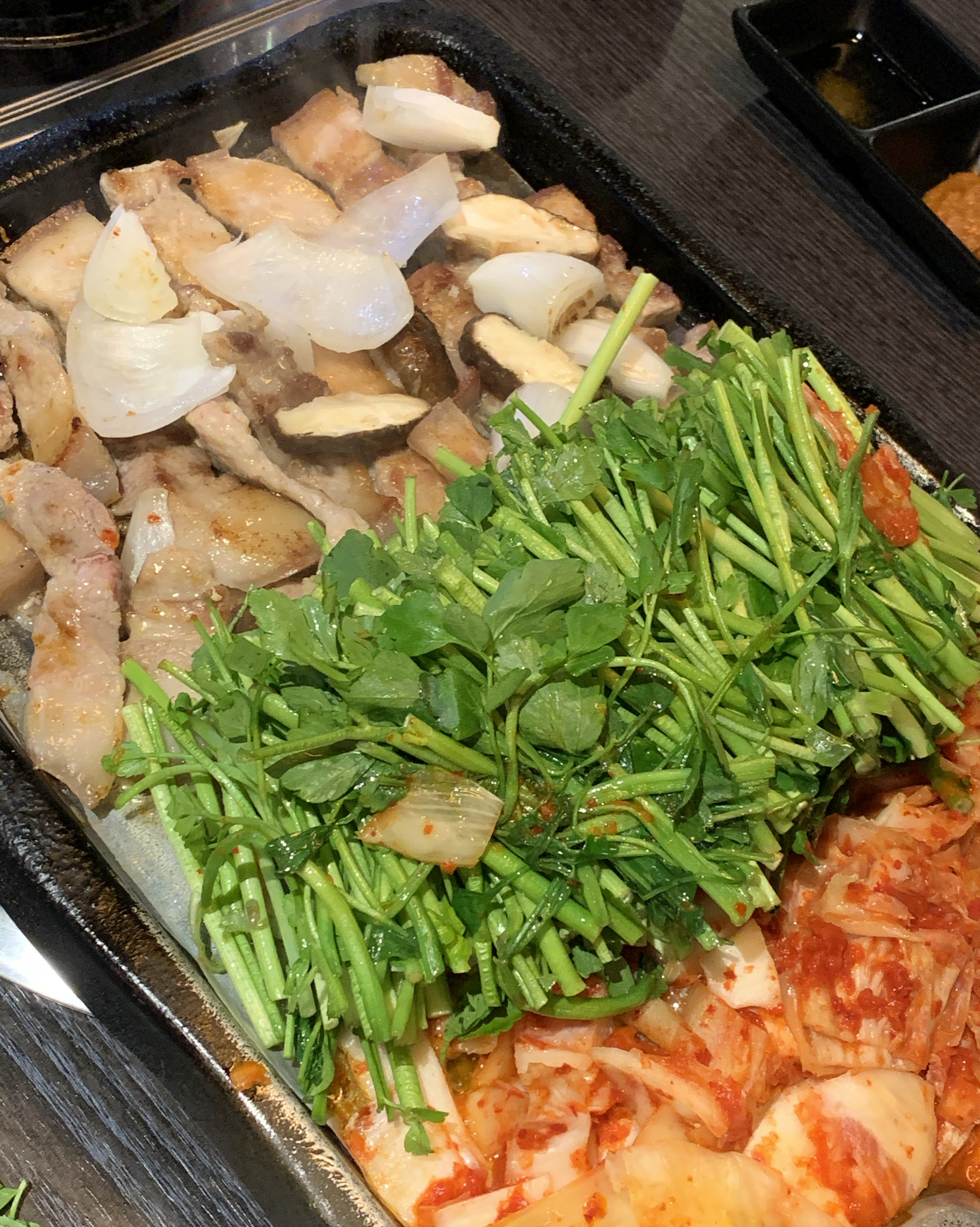미나리 삼겹살 먹고싶어서 갔는데 진짜 맛있게 먹고 왔어요~ 김치찌개도 나오는데 맛있어요!!
