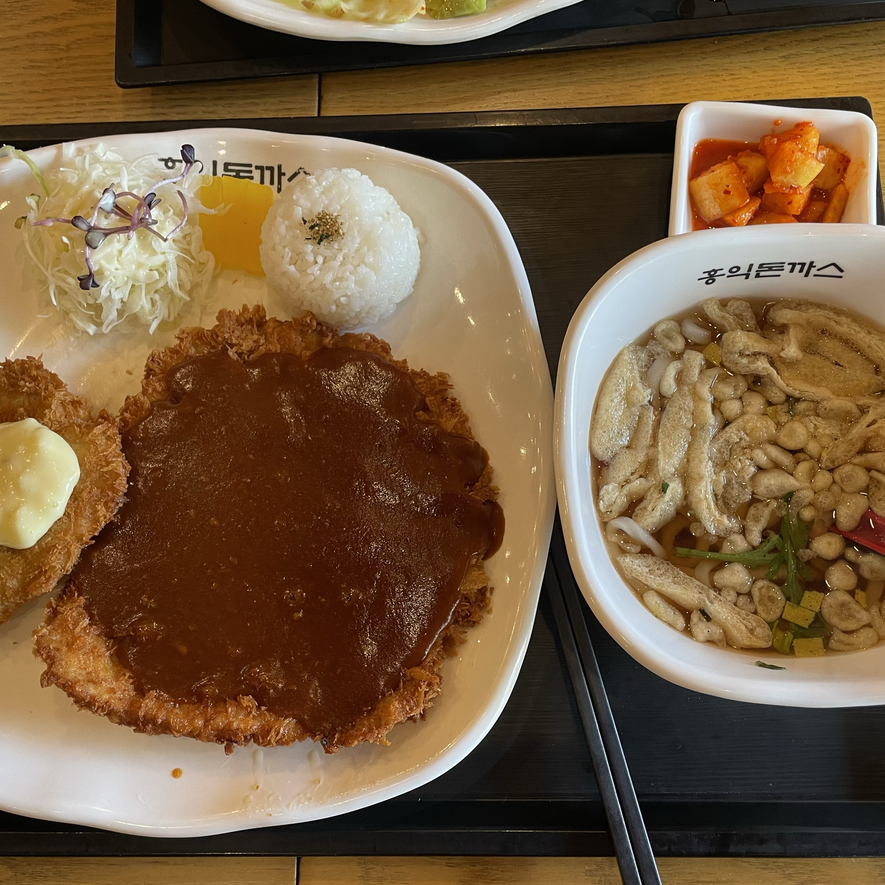 엄청 맛있는데 양도 많아서 좋아요. 근데 너무 많아서 조금씩은 남기게 되네요. 풍족해서 좋