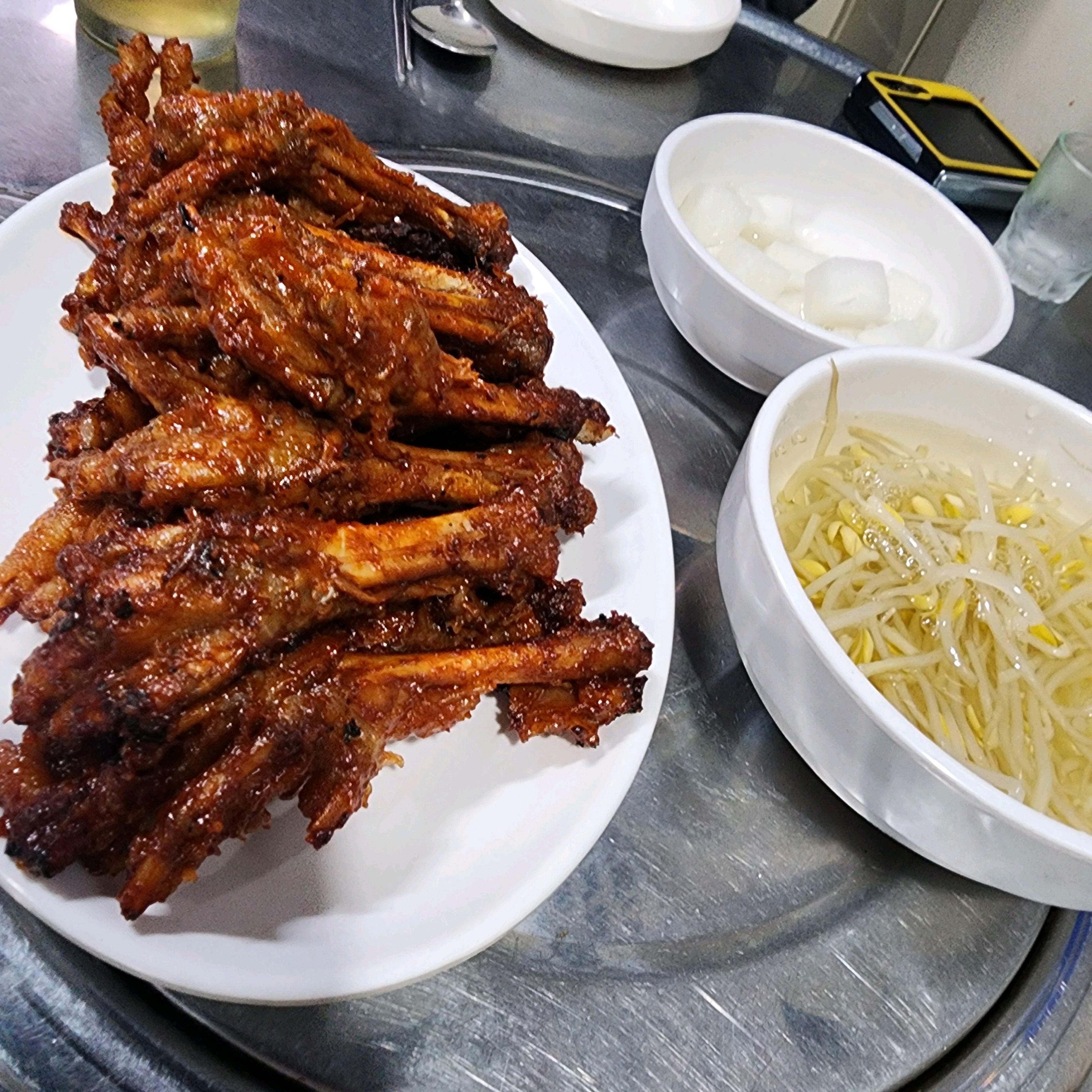 사장님 친절하시고~진짜 맛있네요~메뉴당 9,000원입니다. 닭발이 찐으로 실하고~양념이 끝