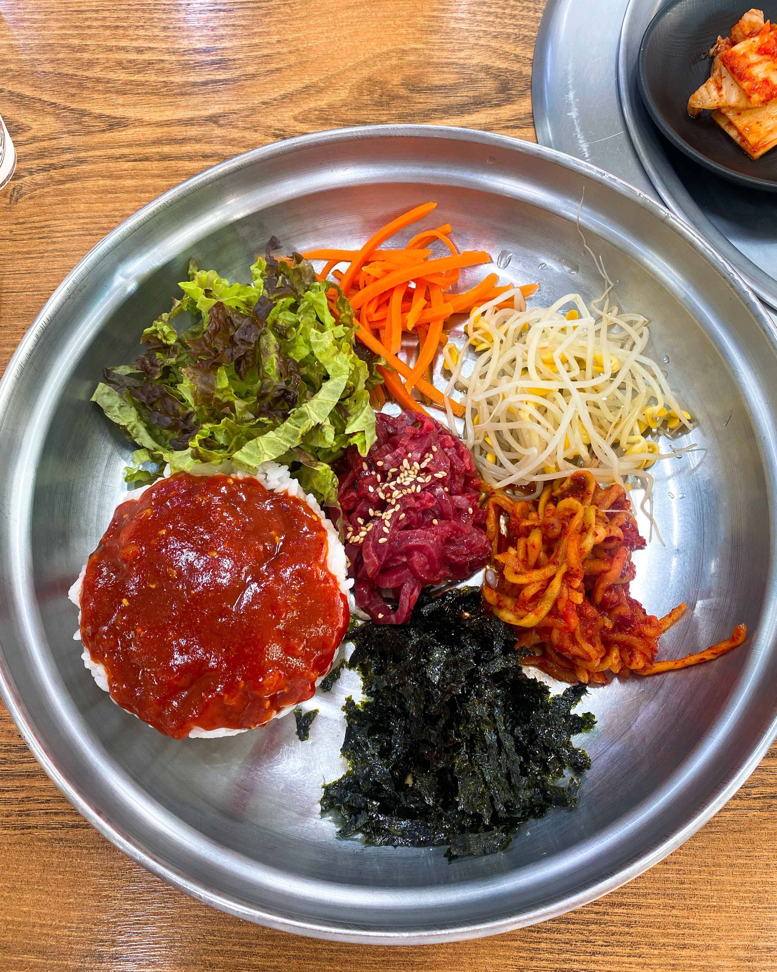 너무 오랜만에 방문 했습니다. 고기 맛집이라 그런가 육회비빔밥 정말 맛있었어요. 반찬도 알