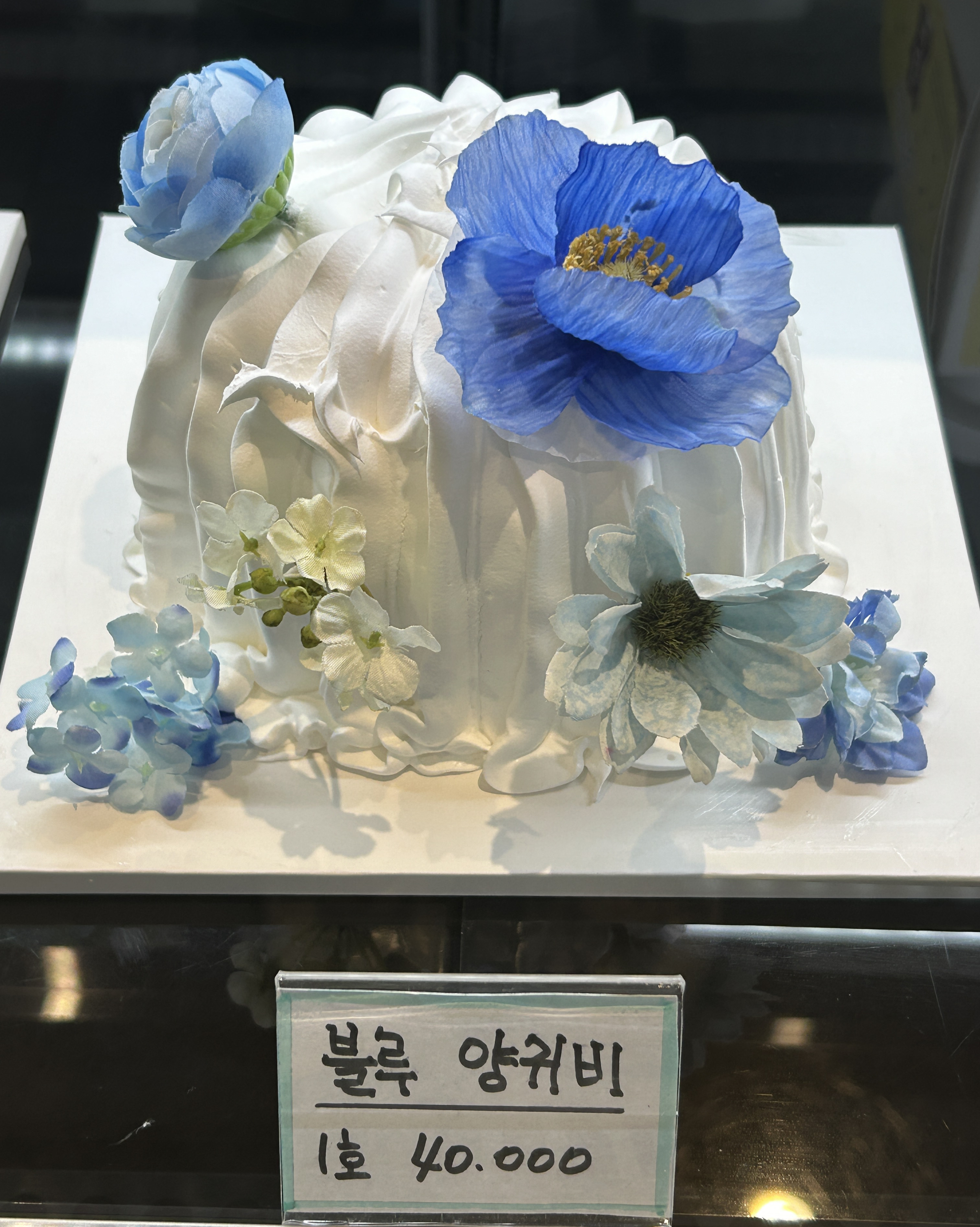 요즘 느낌을 잘 살린 케익들이 가득합니다 - 천호동 맛집 해피베어데이 현대백화점 천호점