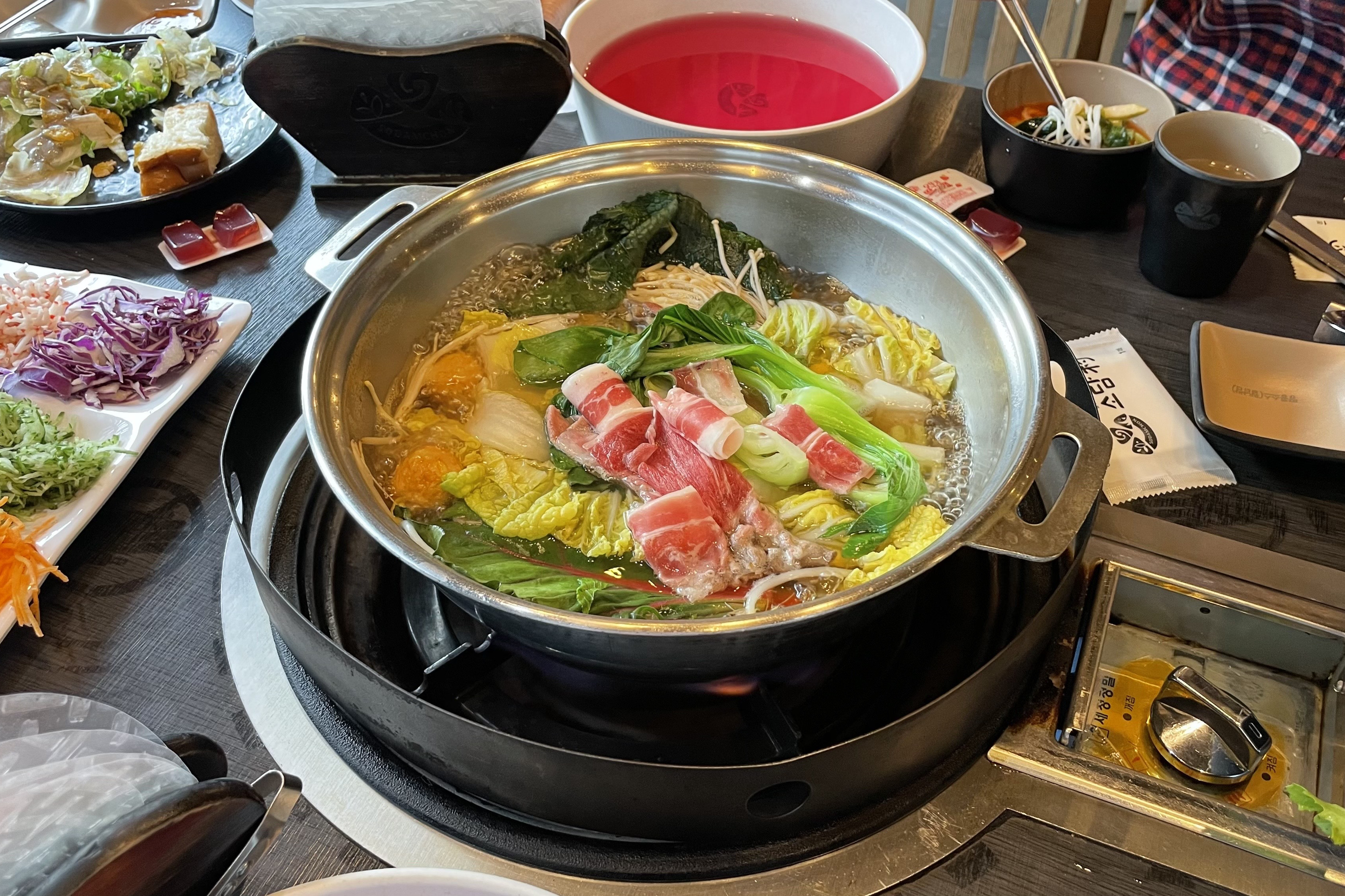 부모님 모시고 가기도 좋고 식당도 넓고 채소도 신선하고 직원분들도 재료 비워진 곳 있으면