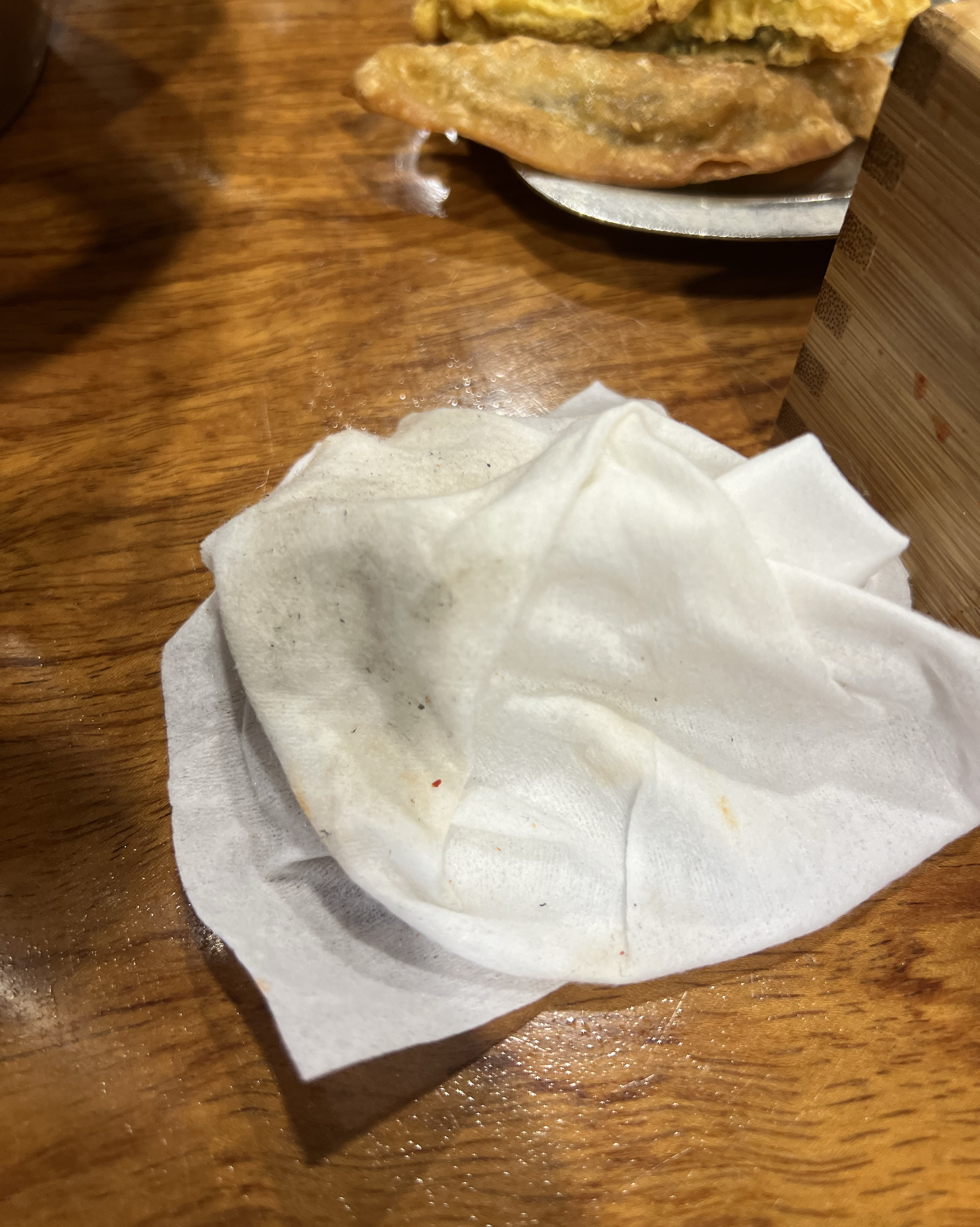 상이 너무 끈적여서 닦았더니 이 모양이네요 진짜 제대로 안닦는지 너무 더럽고 끈적여요 먹기