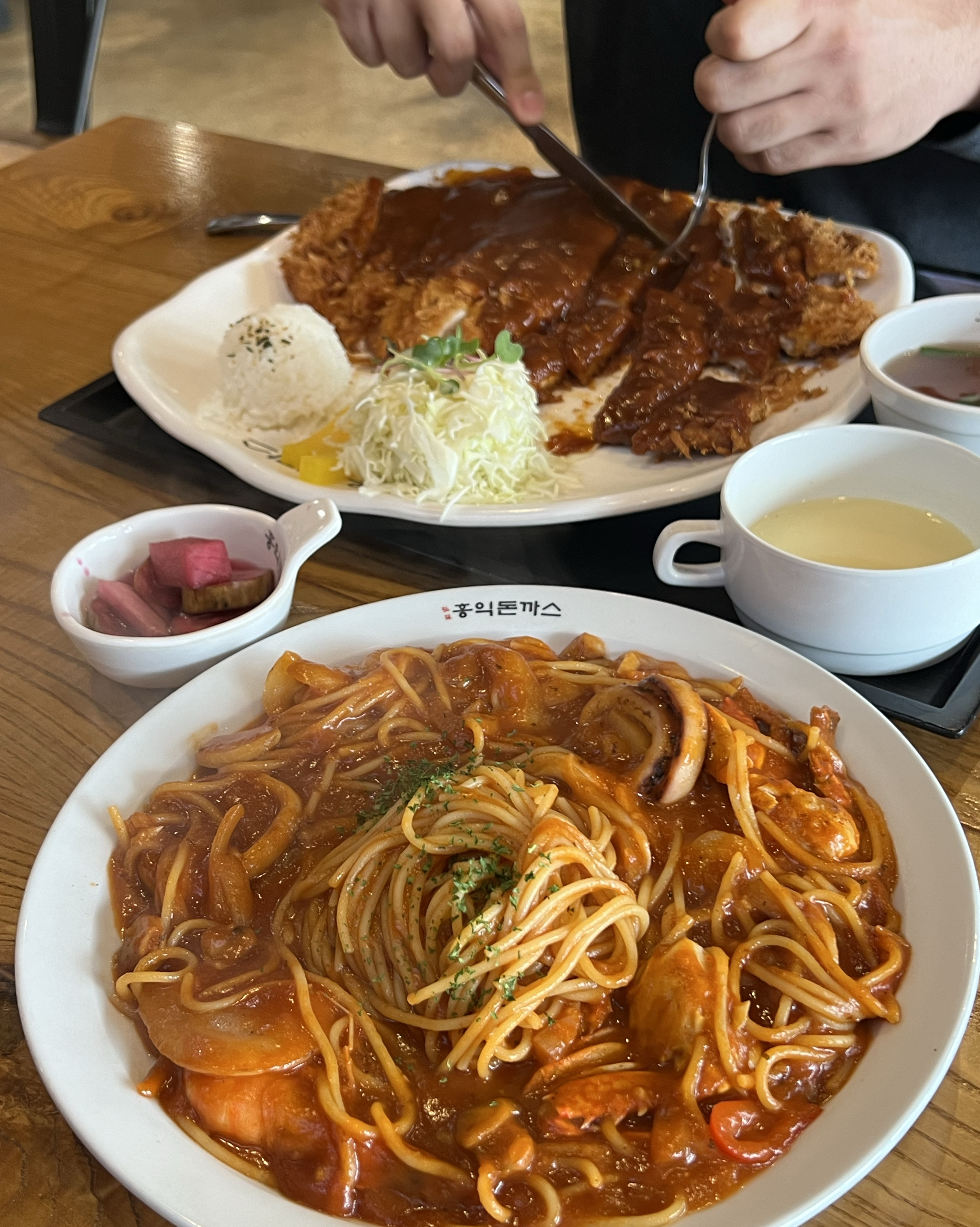 음식도 빨리 나오고 맛도 좋고 양도 많고 최고에요!!!! 자꾸 생각나는 곳..😍😍💙 - 일산 식사동 맛집 홍익돈까스 일산식사점