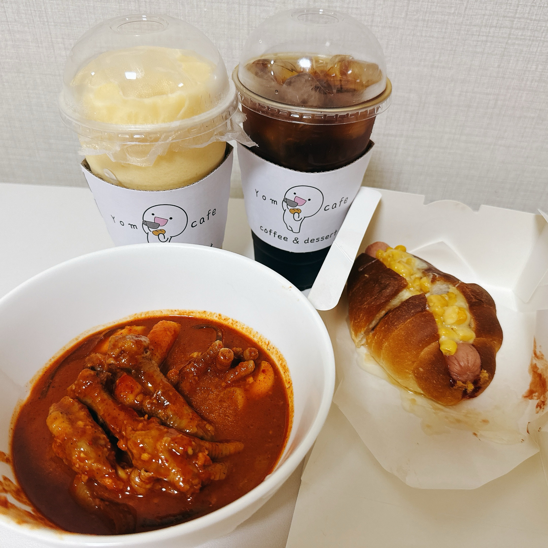 디저트 종류도 다양하고 음료종류들도 많아서 좋아요! - 권선동 맛집 욤카페 권선점