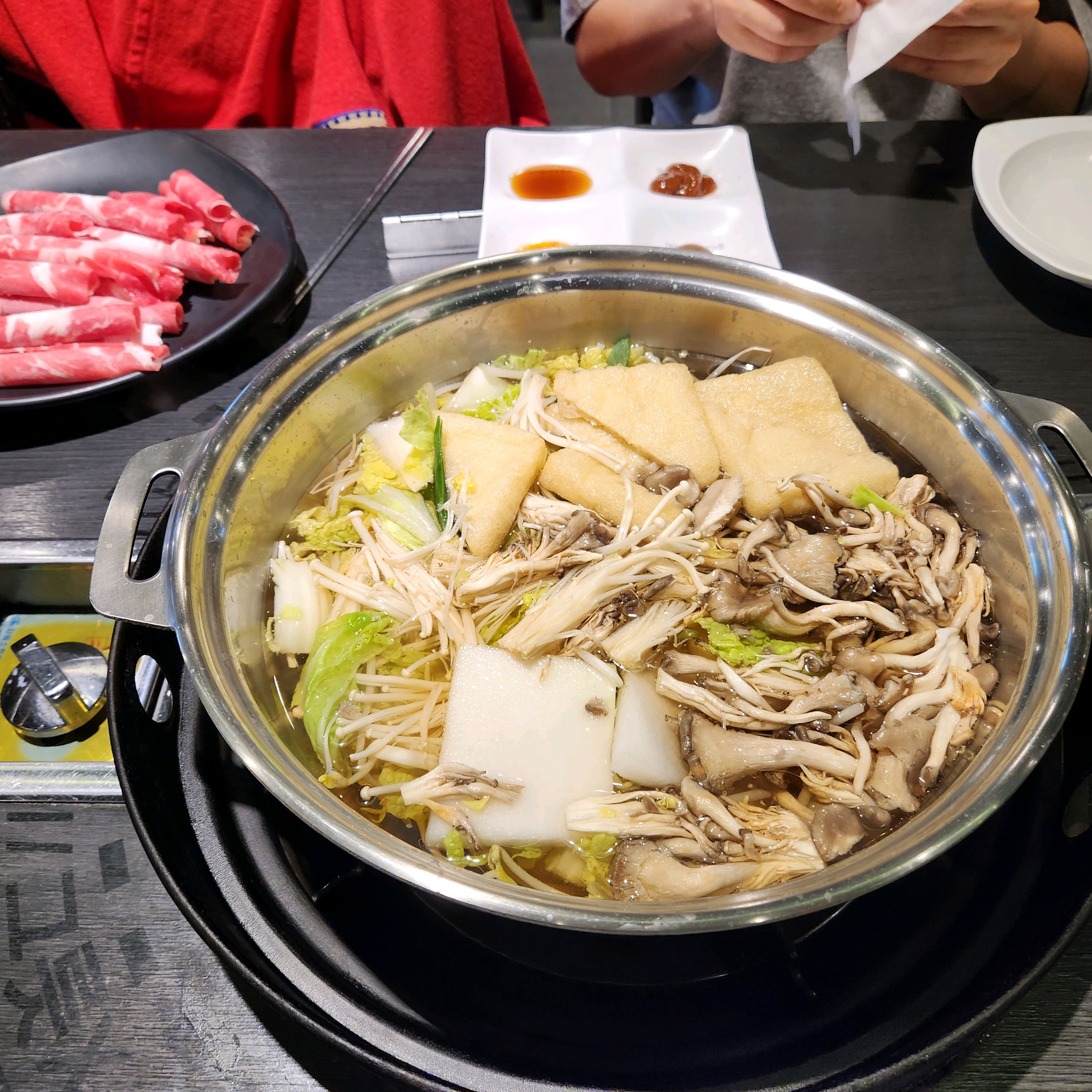 저렴하고 가성비 좋은 듯한데 음악 선곡에 더 신경 써주면 편한 분위기가 될 것 같네요. - 전주 효자동 맛집 소담촌 전주효자점
