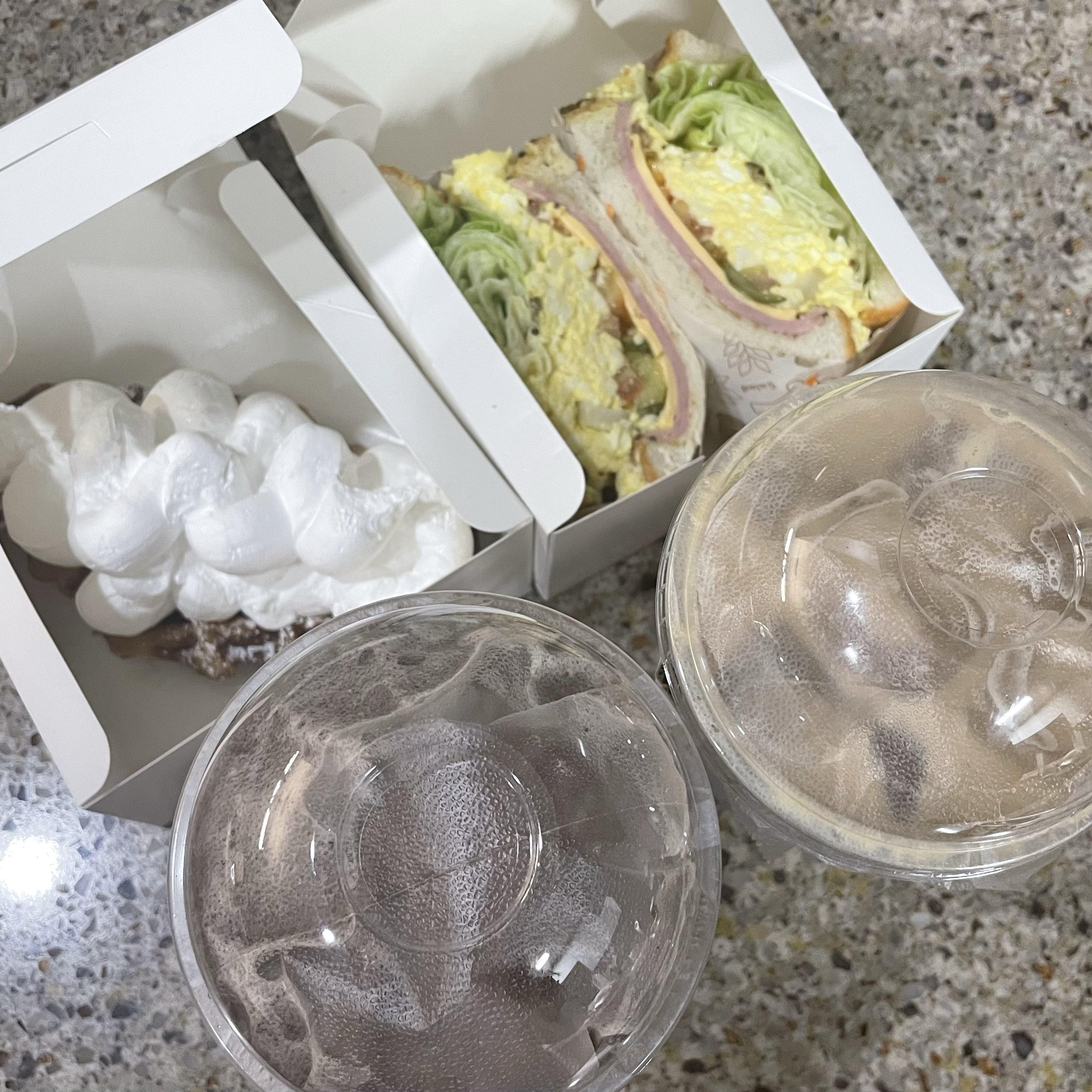 디저트도 음료도 너무 맛있어요!!!👍👍 생크림크로플도 샌드위치도 퀄리티 짱짱이구 샌드위치소