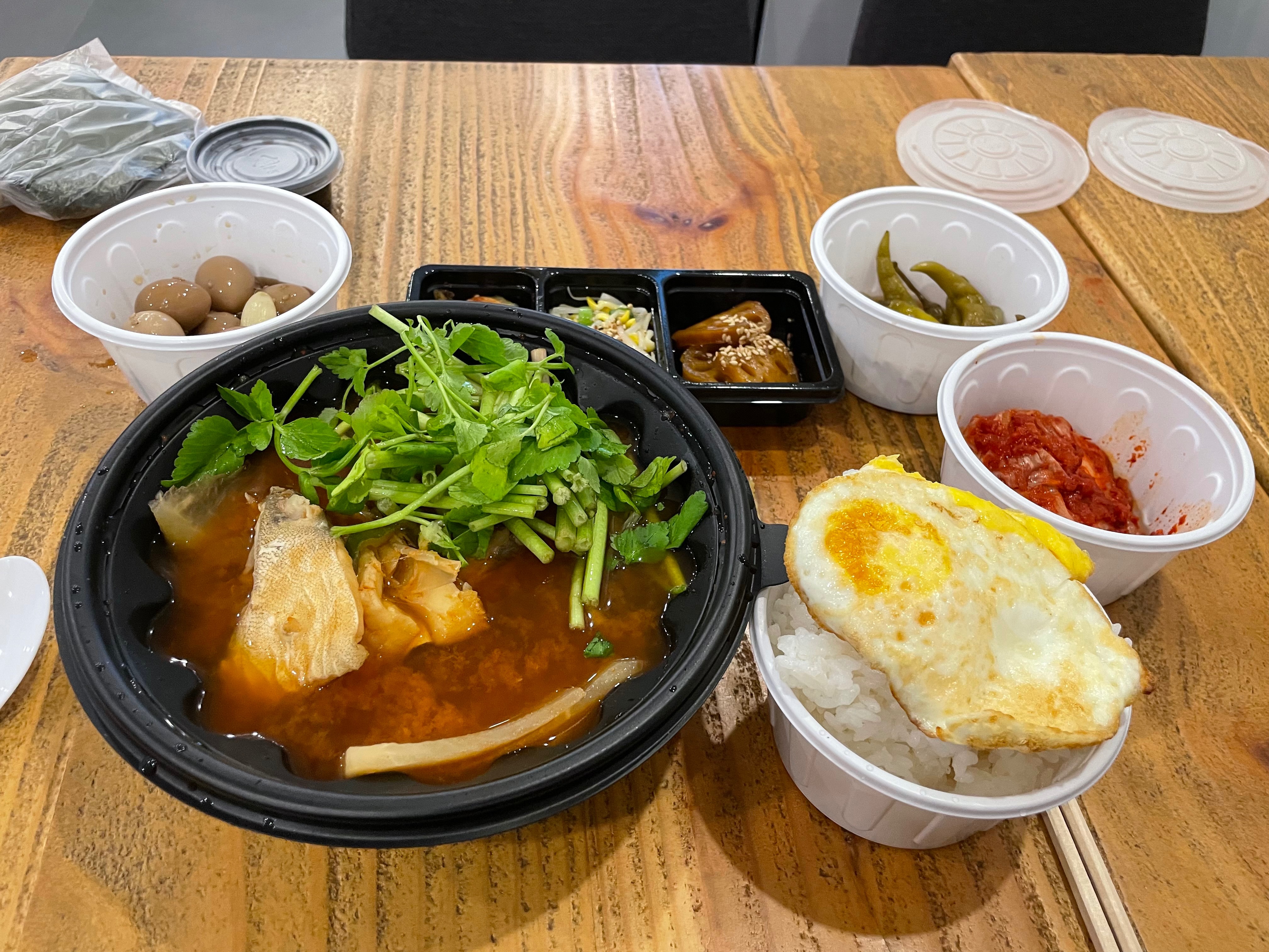 송정 놀러왔다가 해장하려고 얼큰 대구탕으로 포장해왔습니다!! 와 이거 국물이 너무 시원하고