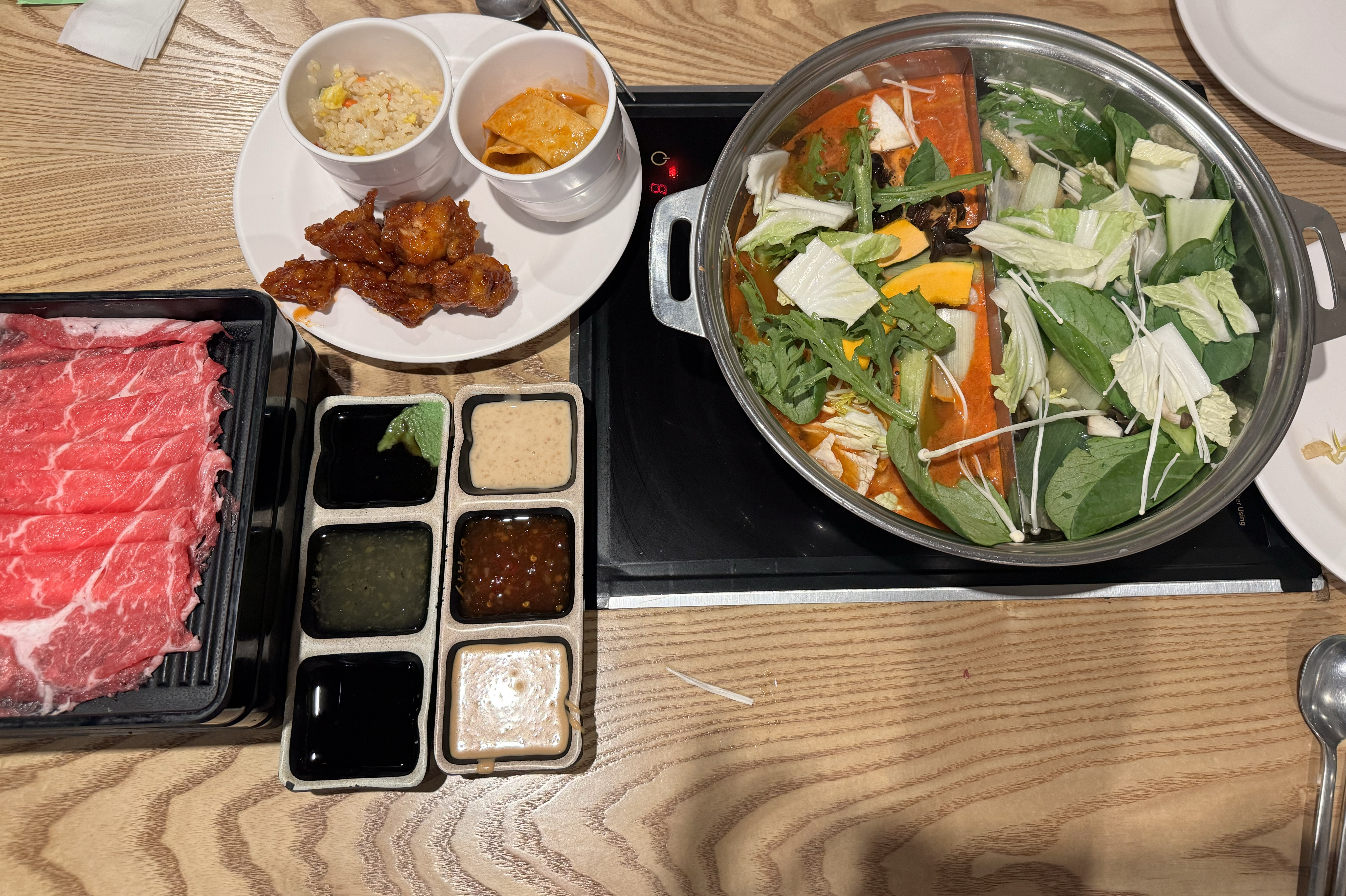너뮤너뮤맛나용~소스도 여러가지고 야채도 여러가지고 닭강정도 기대안햇는데 넘 맛난거있죠?!