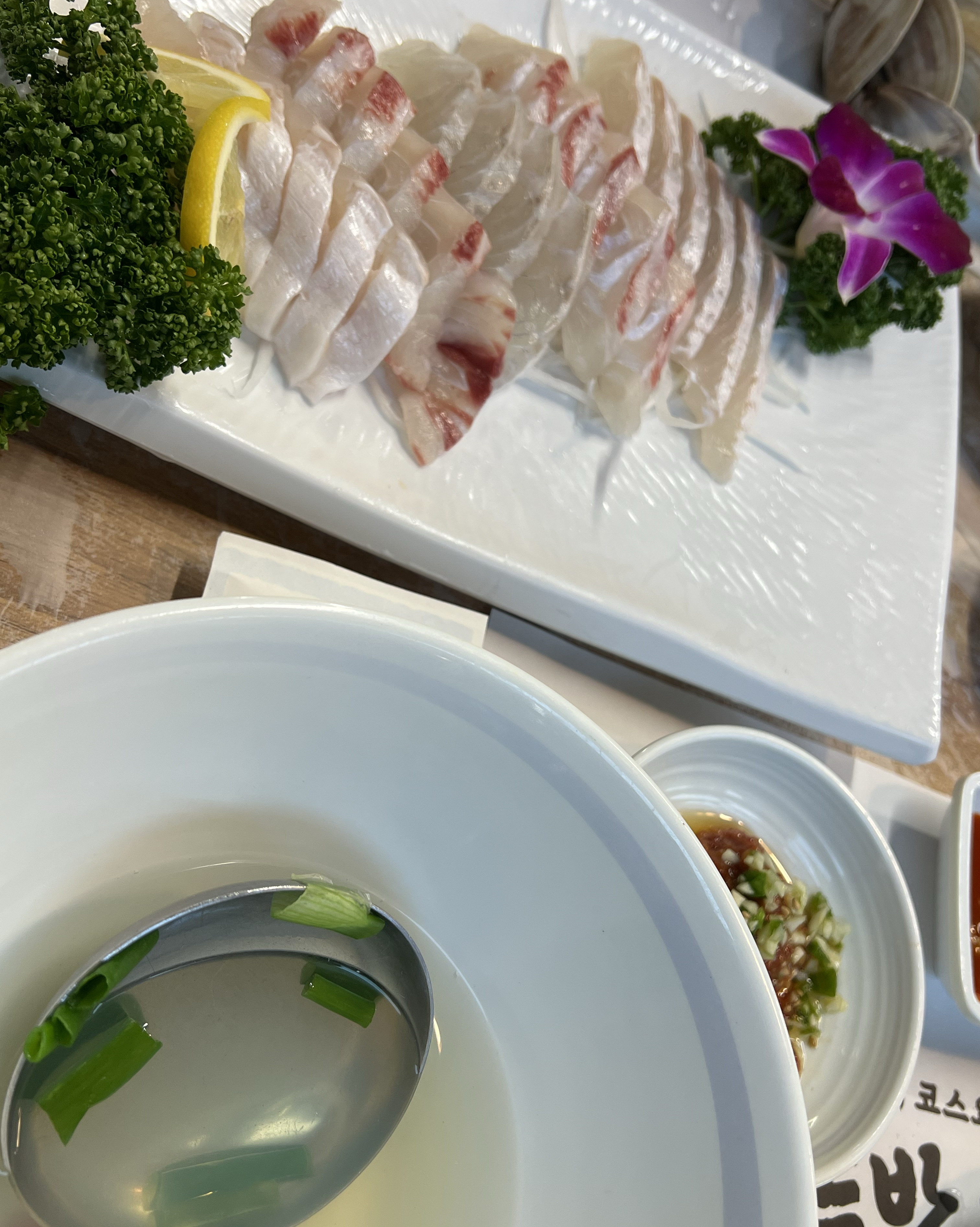 직원분들 친절하시고 서비스 좋고 메뉴구성이 정말 알차고 숙성회라 그런지 더 맛있어요 ~ㅎㅎ