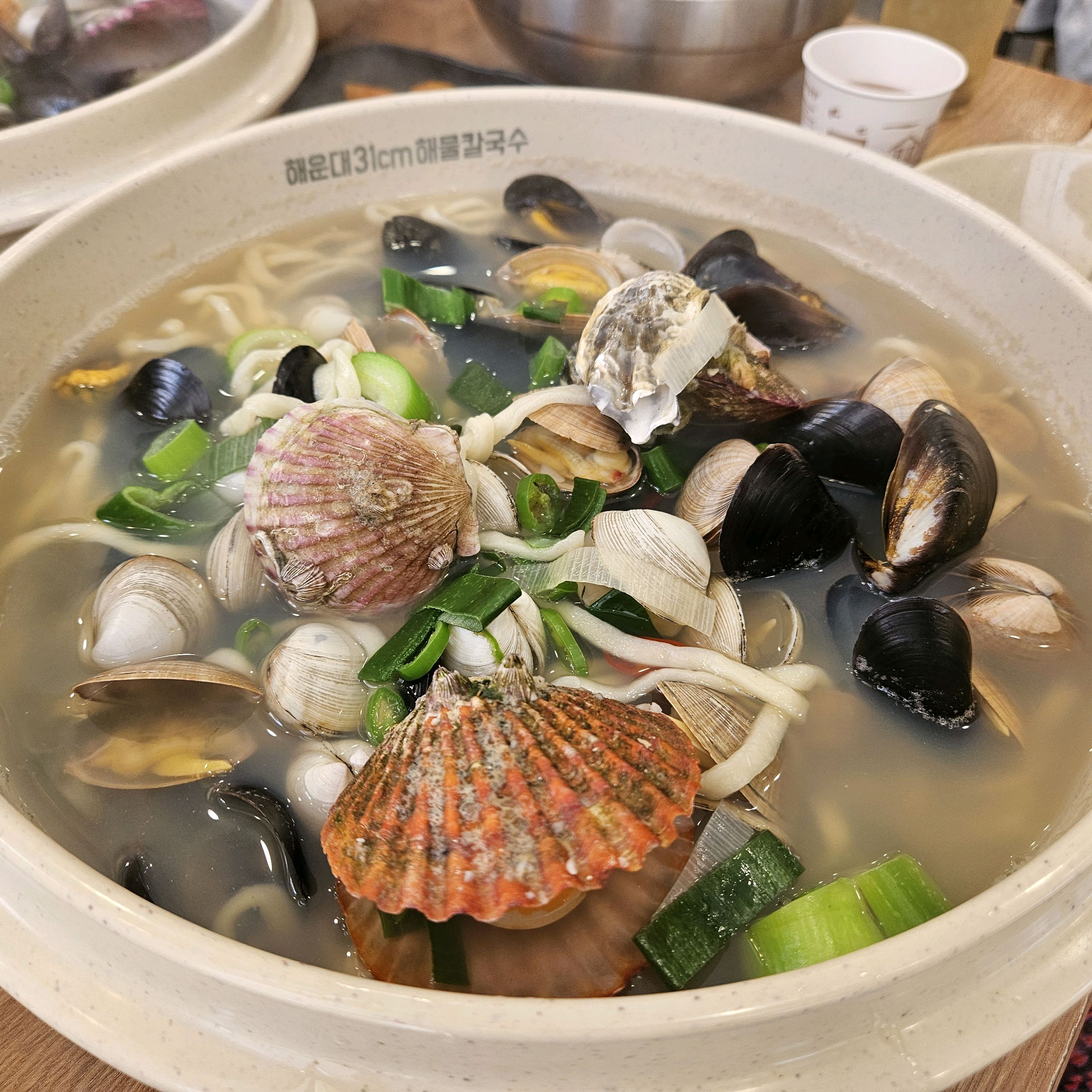 배추김치 맛있고 매워요 무김치가 더 맛있긴하네요ㅡ - 송정 맛집 해운대31cm해물칼국수 송정직영점