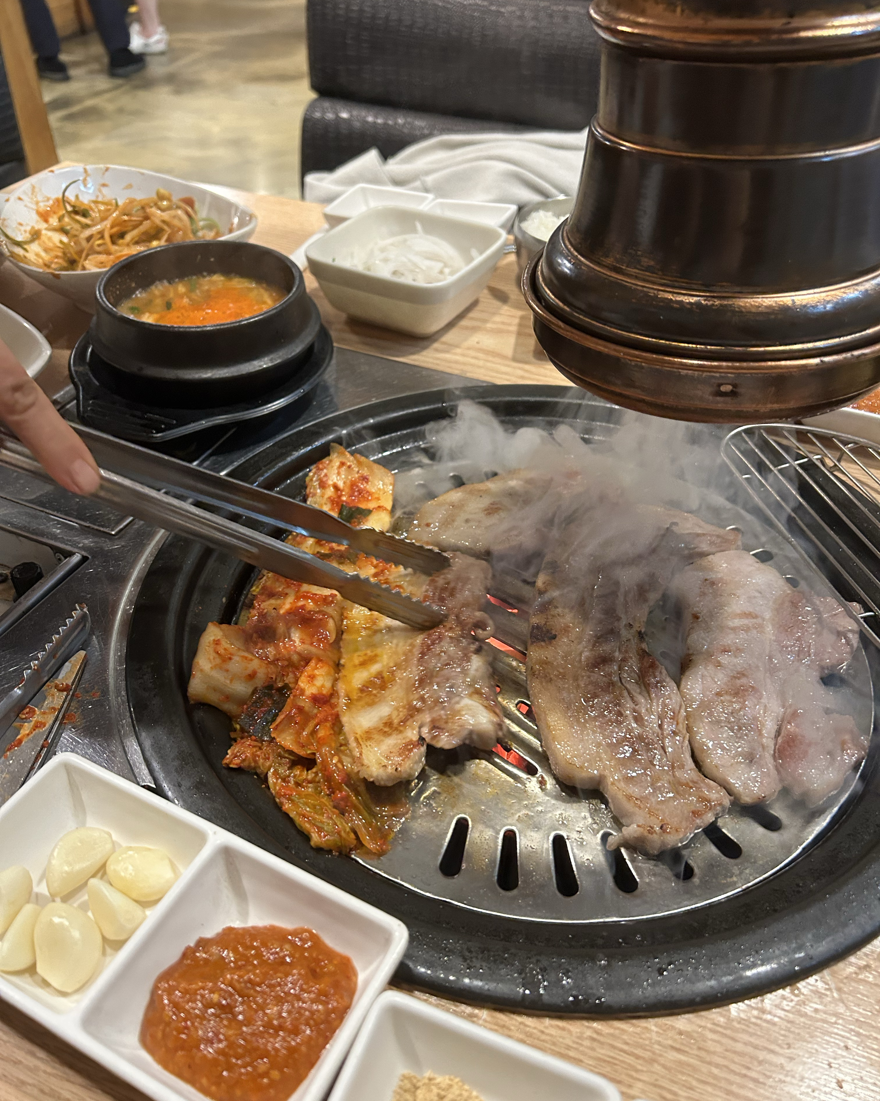 오늘 처음 방문했는데 고기 직접 구워주시면서 친절하게 어떻게 먹는지 다 세세하게 신경써주시