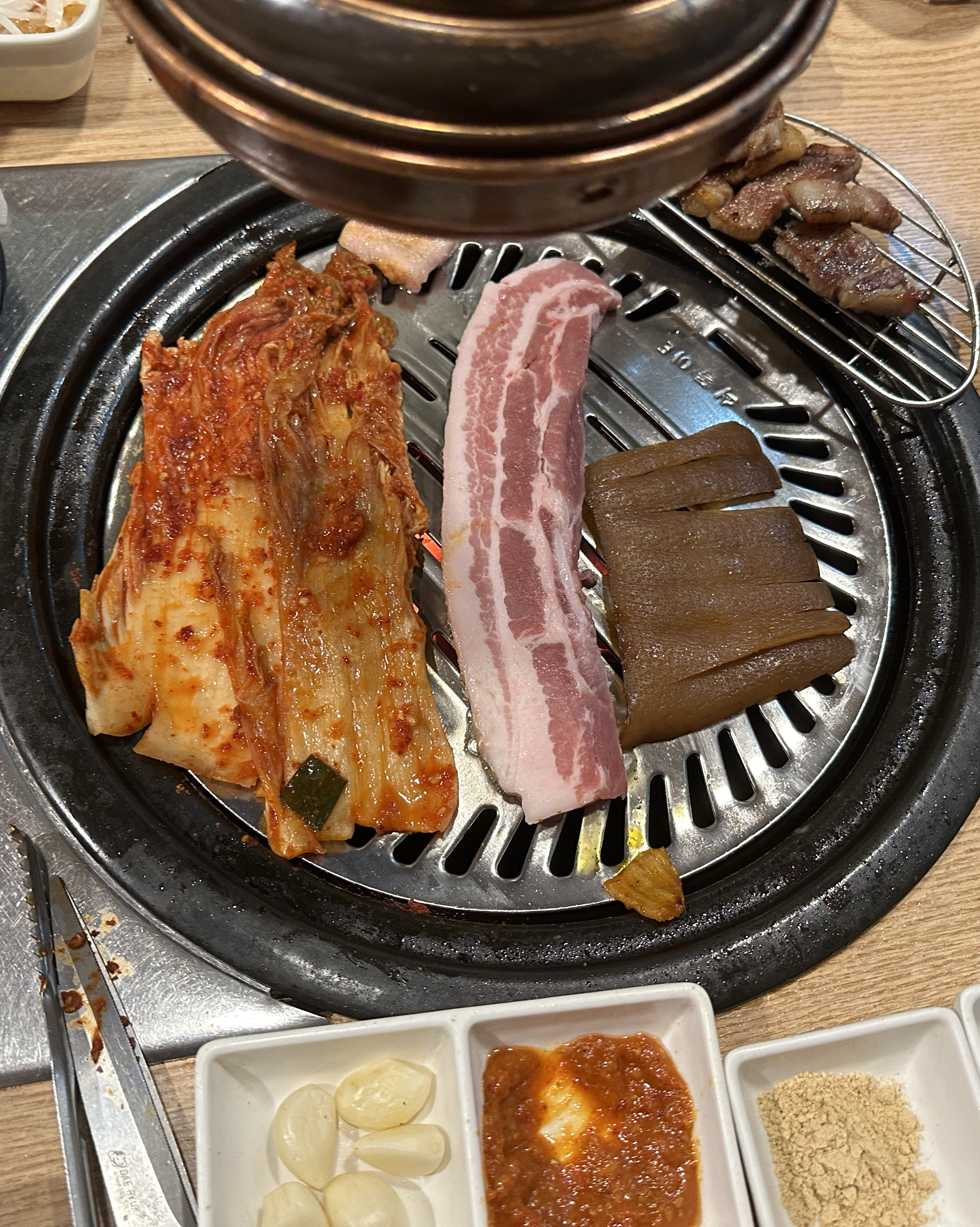 고기 너무맛있고 김치가 정말 맛있어요.. 서비스랑 나오는 계란찜이랑 된장찌개도 서비스 퀄리