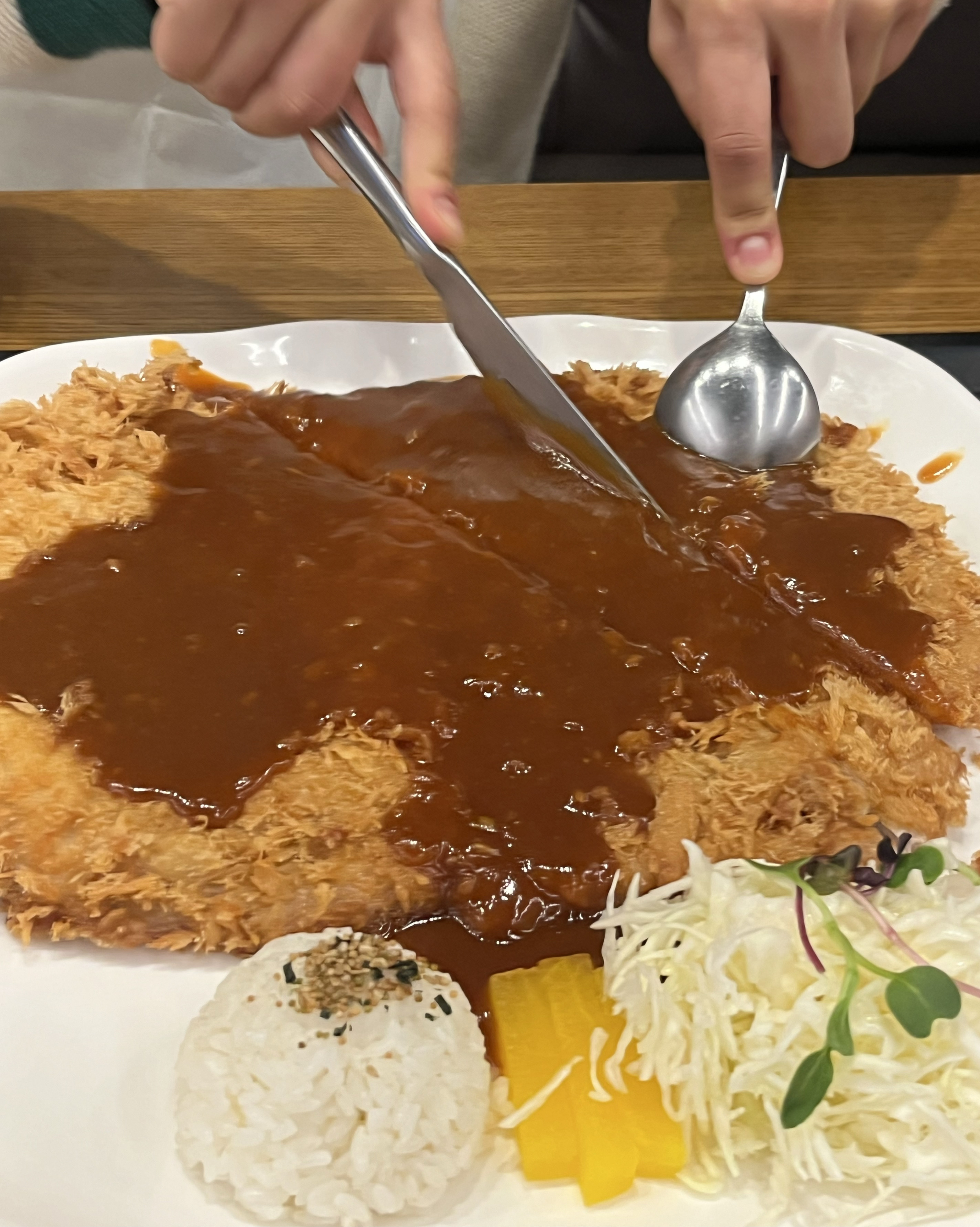 추억의 홍익돈까스 진~짜 오랜만에 가봤는데 왜 기억보다 훨씬 맛잇죠…? 돈까스 사이즈도 엄