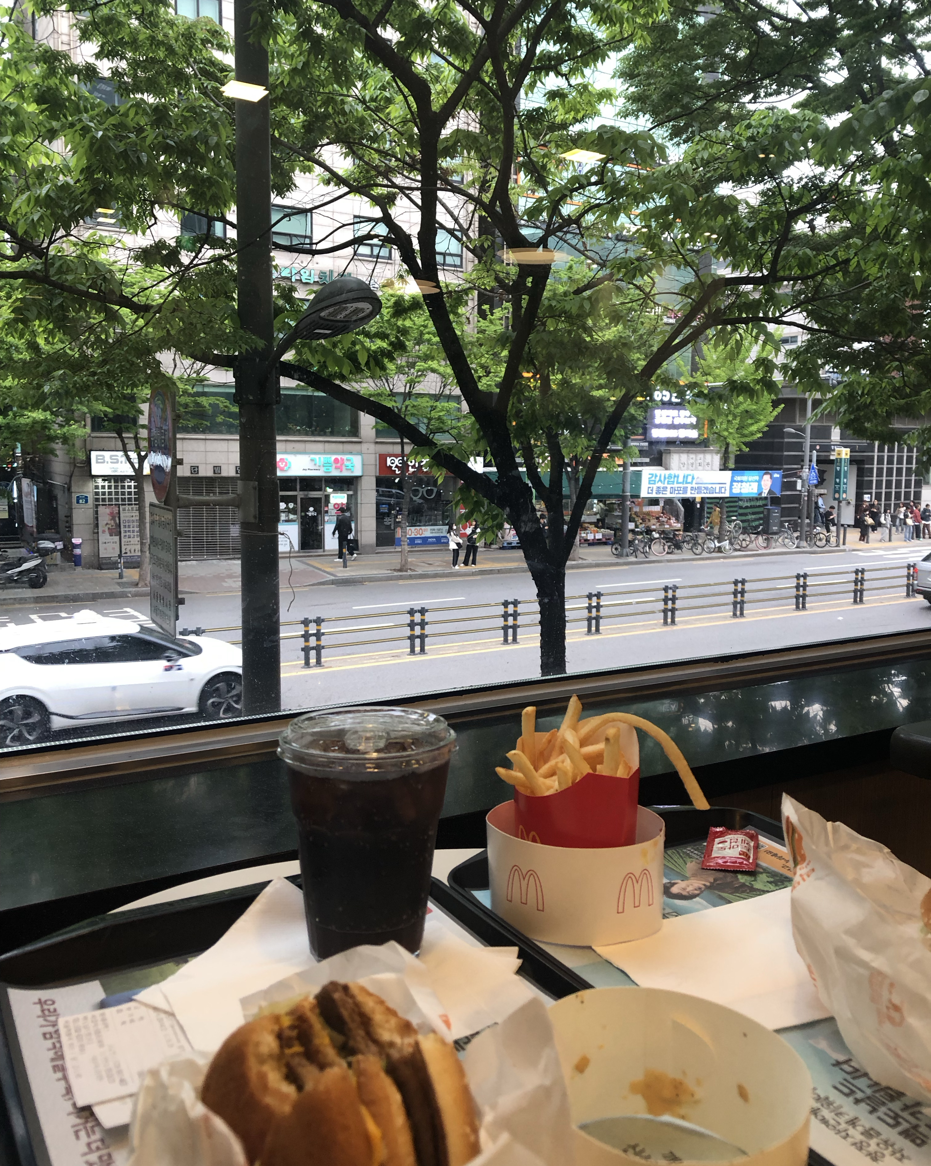 뷰좋은 맥도날드. 빅맥이 예전보다 빈약해진 느낌이에요. 요즘 다 작아지고 비싸지는 추세니~