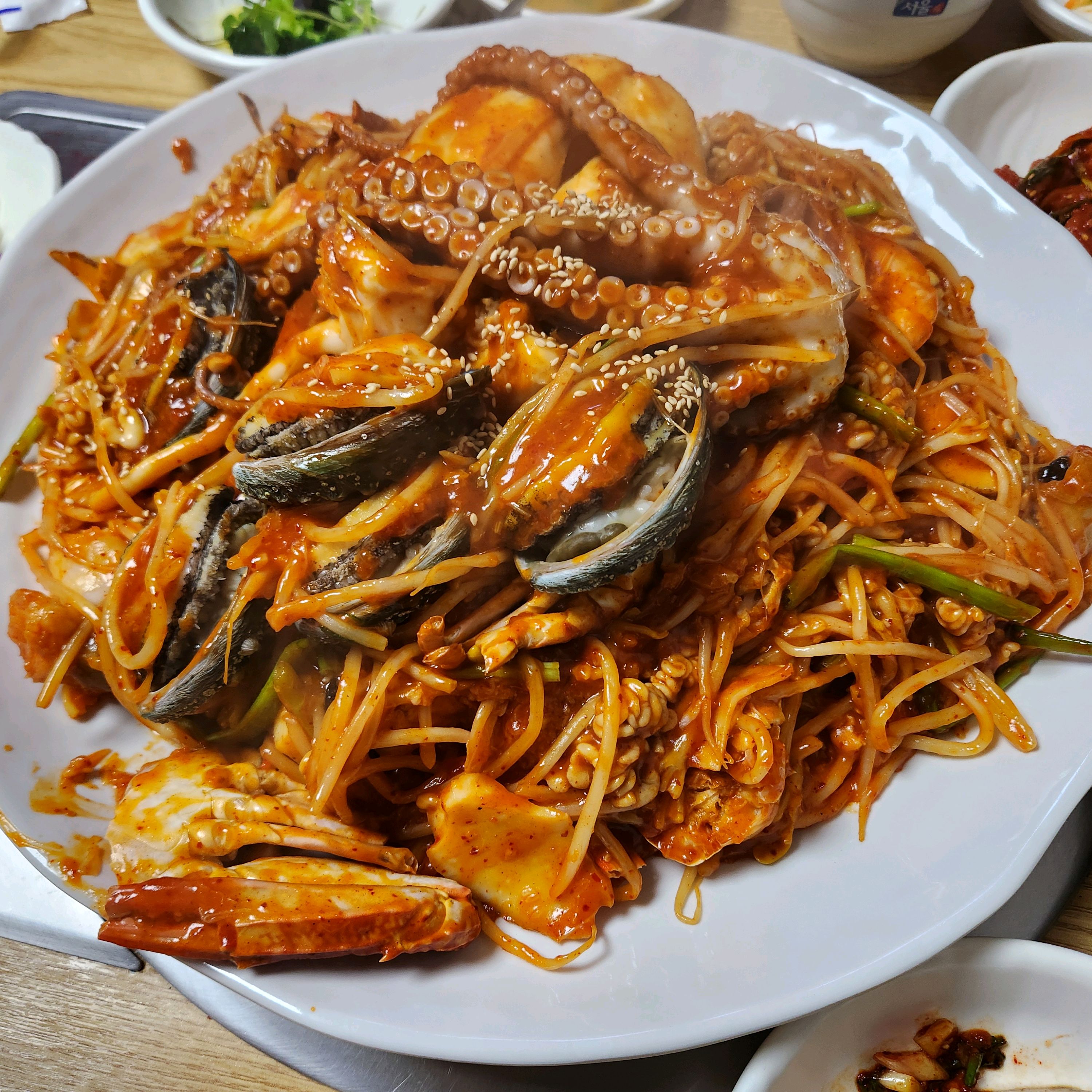 항상 아구찜먹다가 해물찜 시켜봤는데 여러가지가 들긴했지만 이가 약한 부모님드시기는 아구찜이