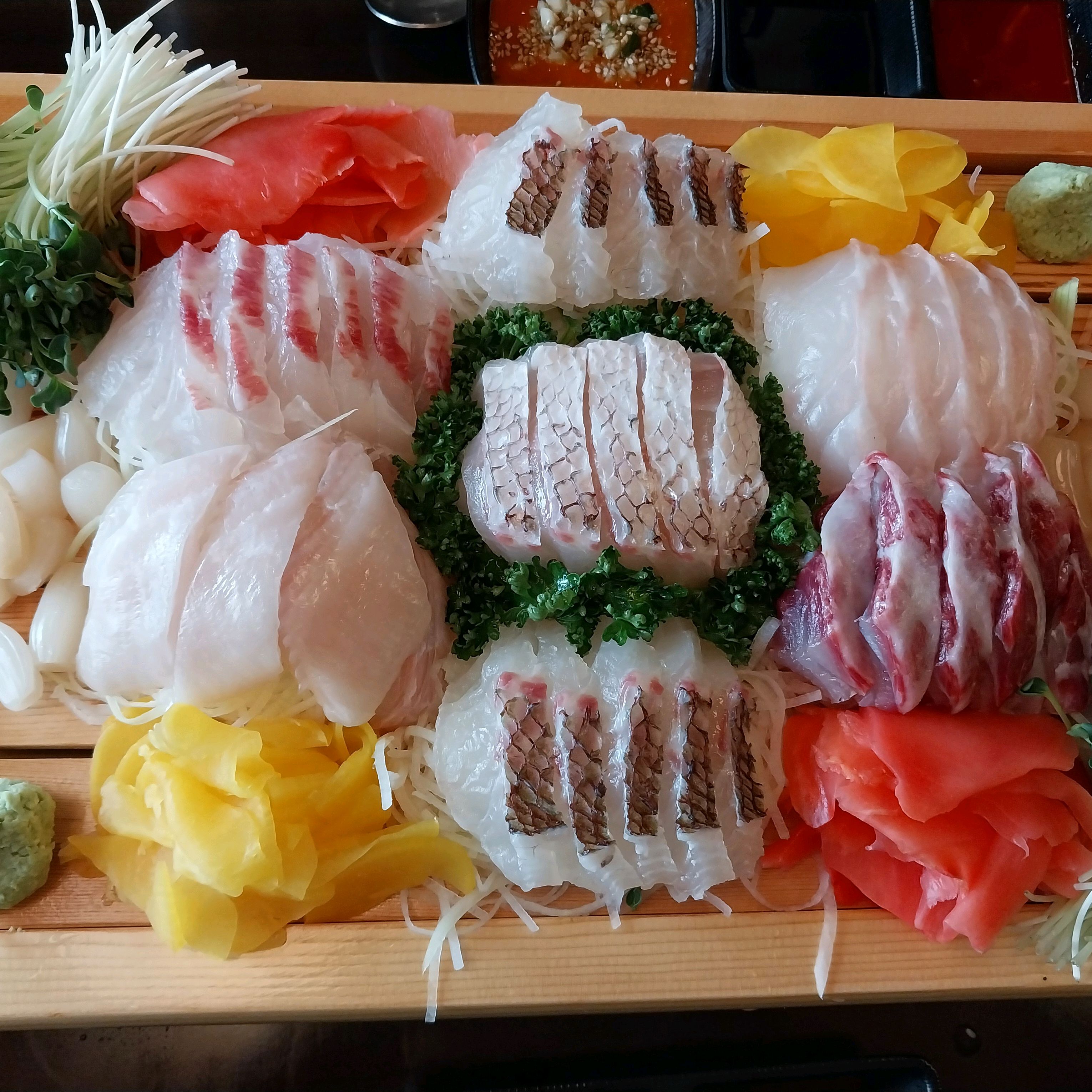 숙성 회라서 달달하니 감칠맛 있고 신선하고 좋아요 부족하면 더 달라고 할 수 있어서 더 먹