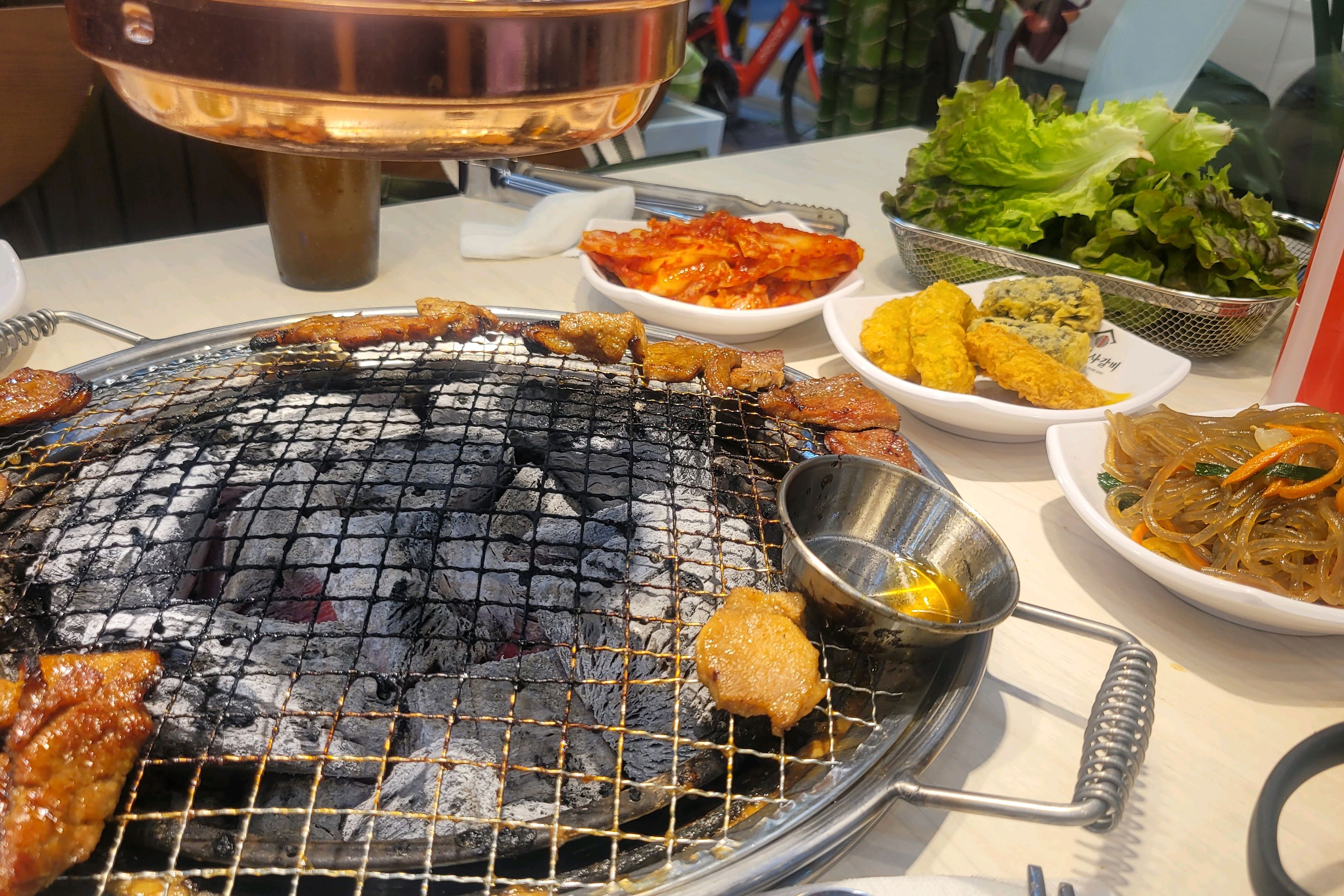 고기도 신선하고 다양한 후식 청포묵무침,튀김,빵 ,잡채등이 있고 단체 모임히기도 좋아요 .