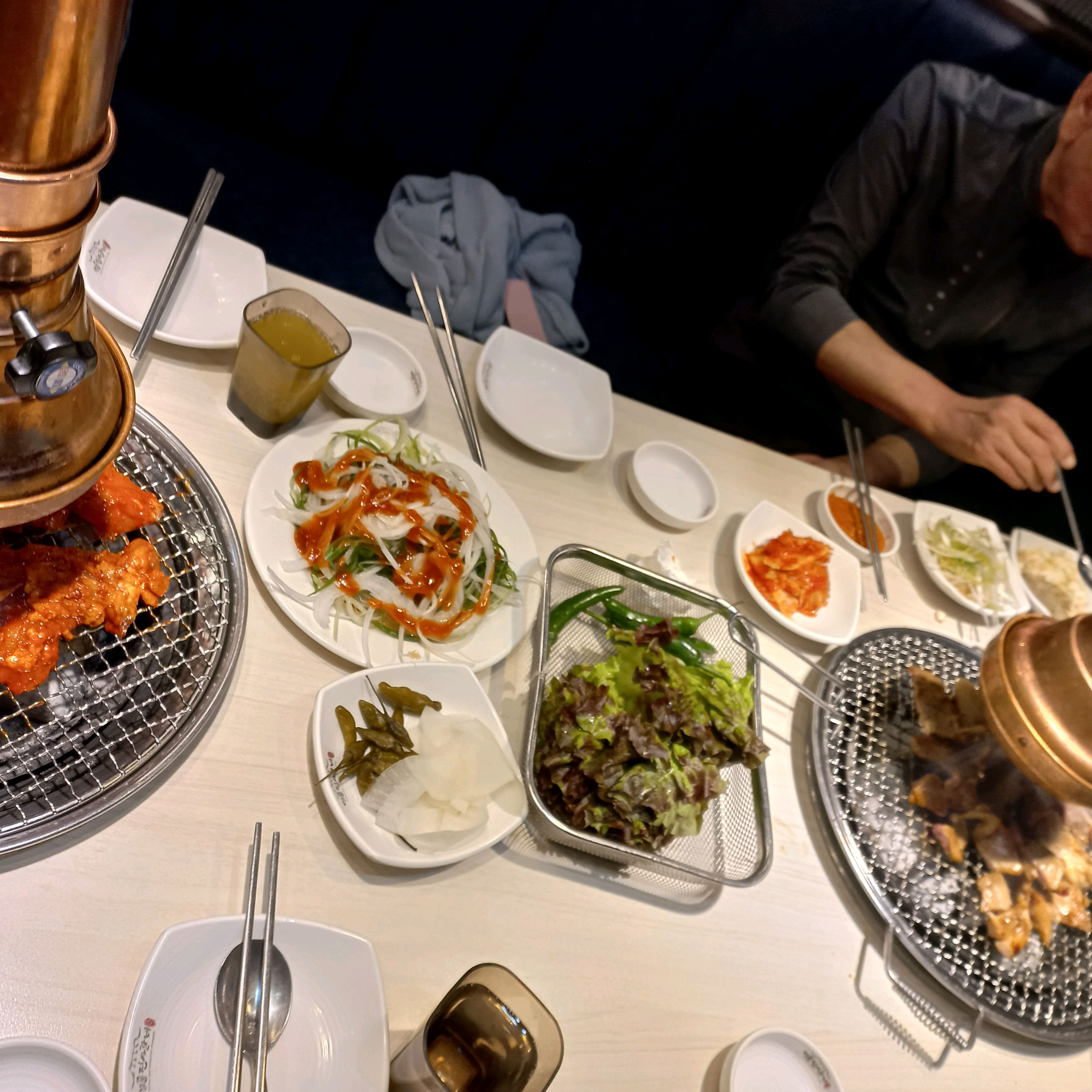 닭고기도 맛있고 돼지갈비도 맛있네요 직원분들이 너무 친절해서 좋았어요. - 중곡역 맛집 명륜진사갈비 서울중곡점
