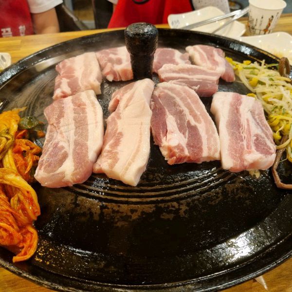 가족들과 삼겹살이 먹고 싶어서 오랜만에 방문 했는데. 사장님이 알아보시고. 오랜만에 왔다고