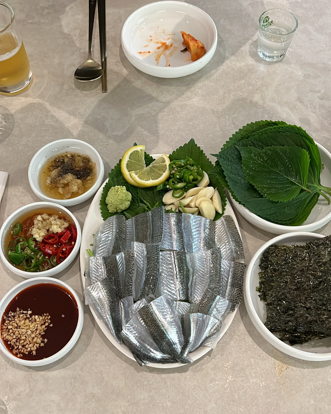 한식 왕자님이 재오픈한 매주 바뀌는 백반 스타일의 반찬들과 제철 음식을 맛볼수있는 휘도인데