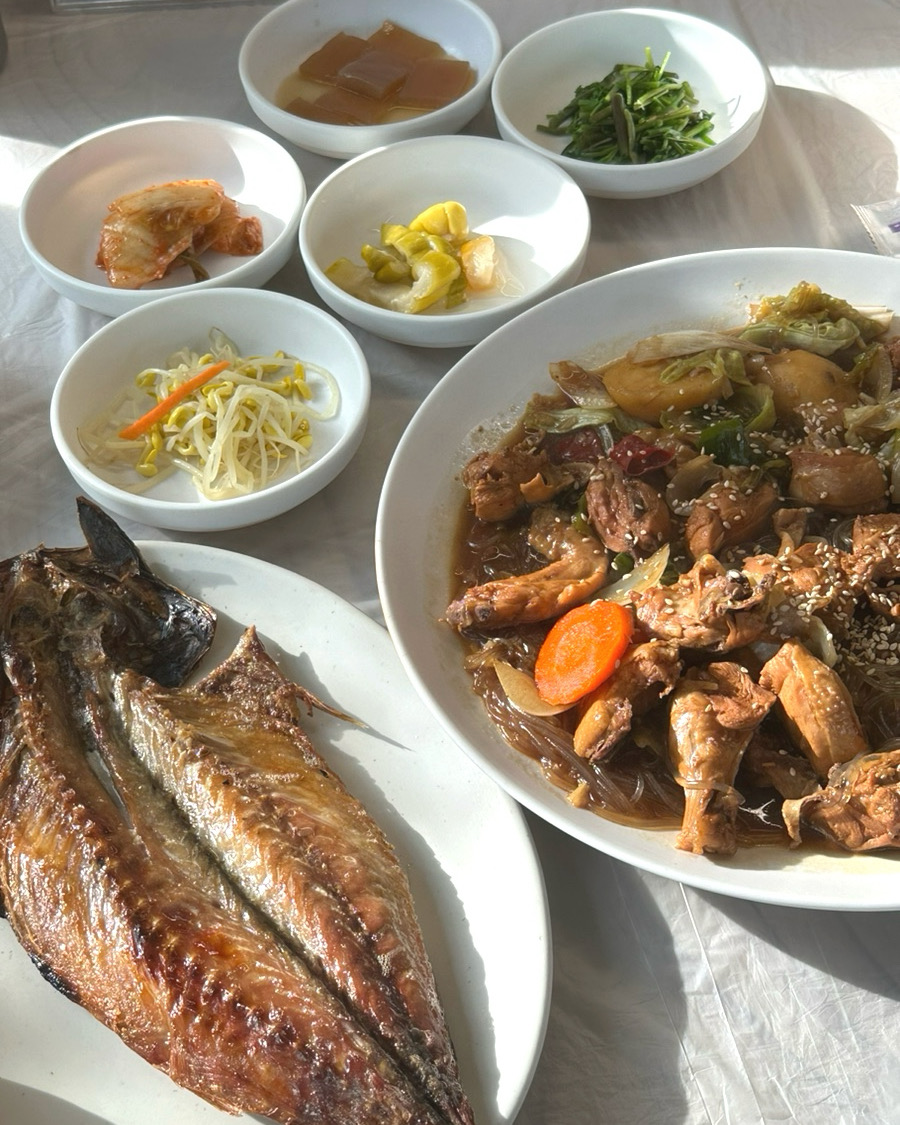 너무 맛있게 먹었습니다ㅎㅎ 찜닭 간 딱 맞고 간고등어도 실해서 허겁지겁 먹었네요 ㅎ 블루리