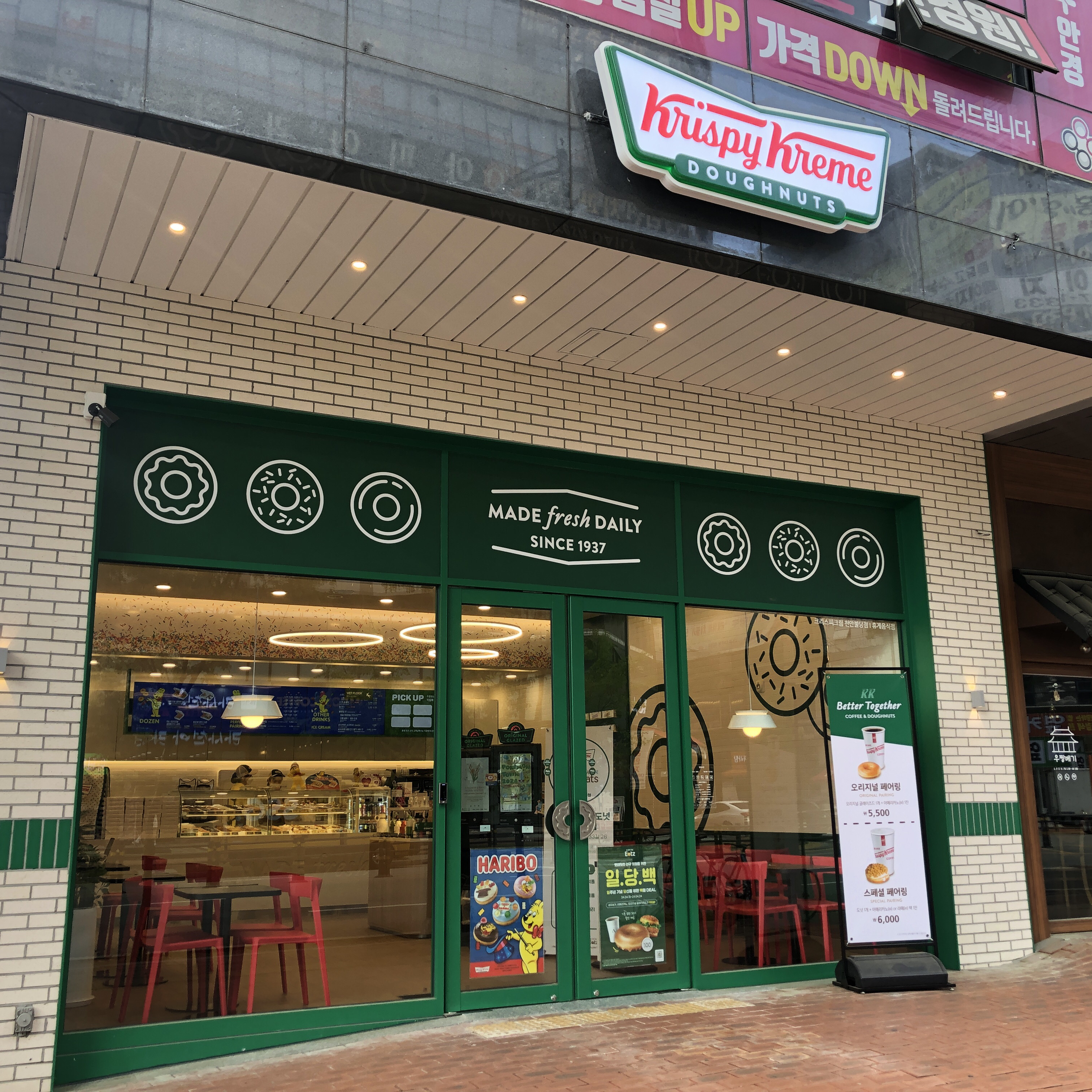 매장도 깨끗하고 직원분들도 친절하세용 - 불당동 맛집 크리스피크림도넛 천안불당점