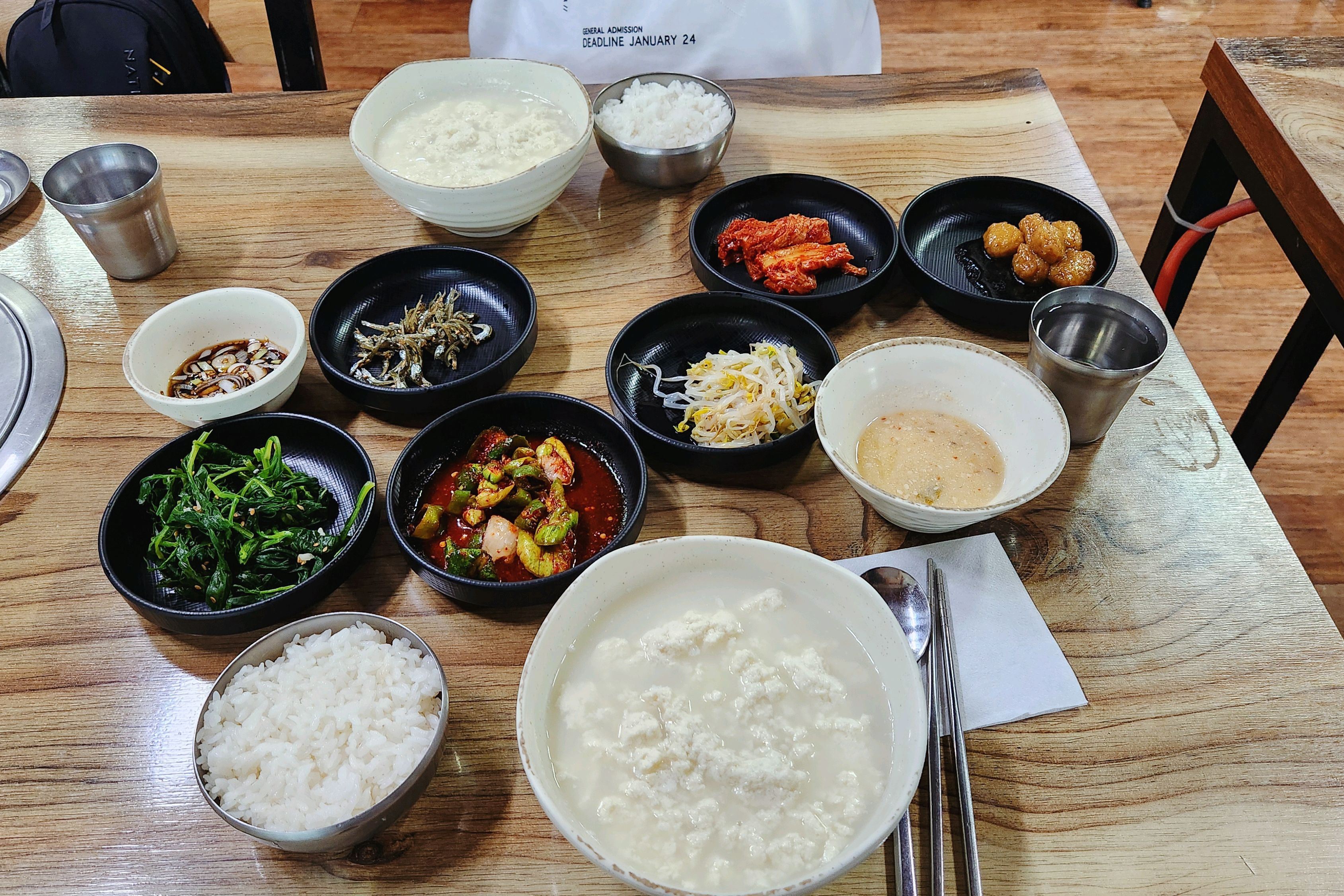 순두부백반 먹었는데 담백하고 건강한 맛이라 맛있게 먹었어요. 서비스로 쑥튀김도 주셨는데 바