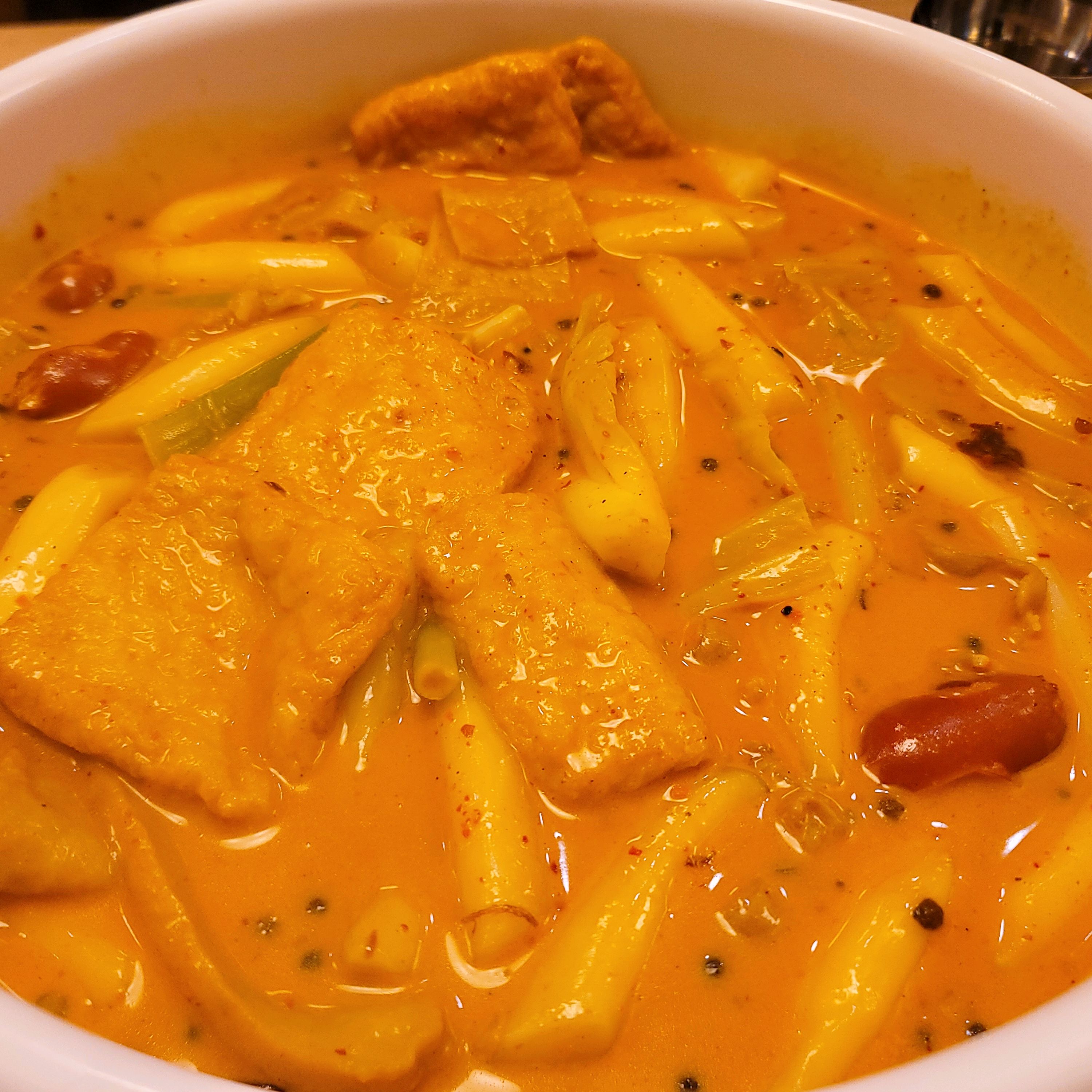 마라로제떡볶이랑 오뎅튀김 먹었어요 로제라서 마라보단 안매워요 양이 너무 많아서 양좀 줄이고